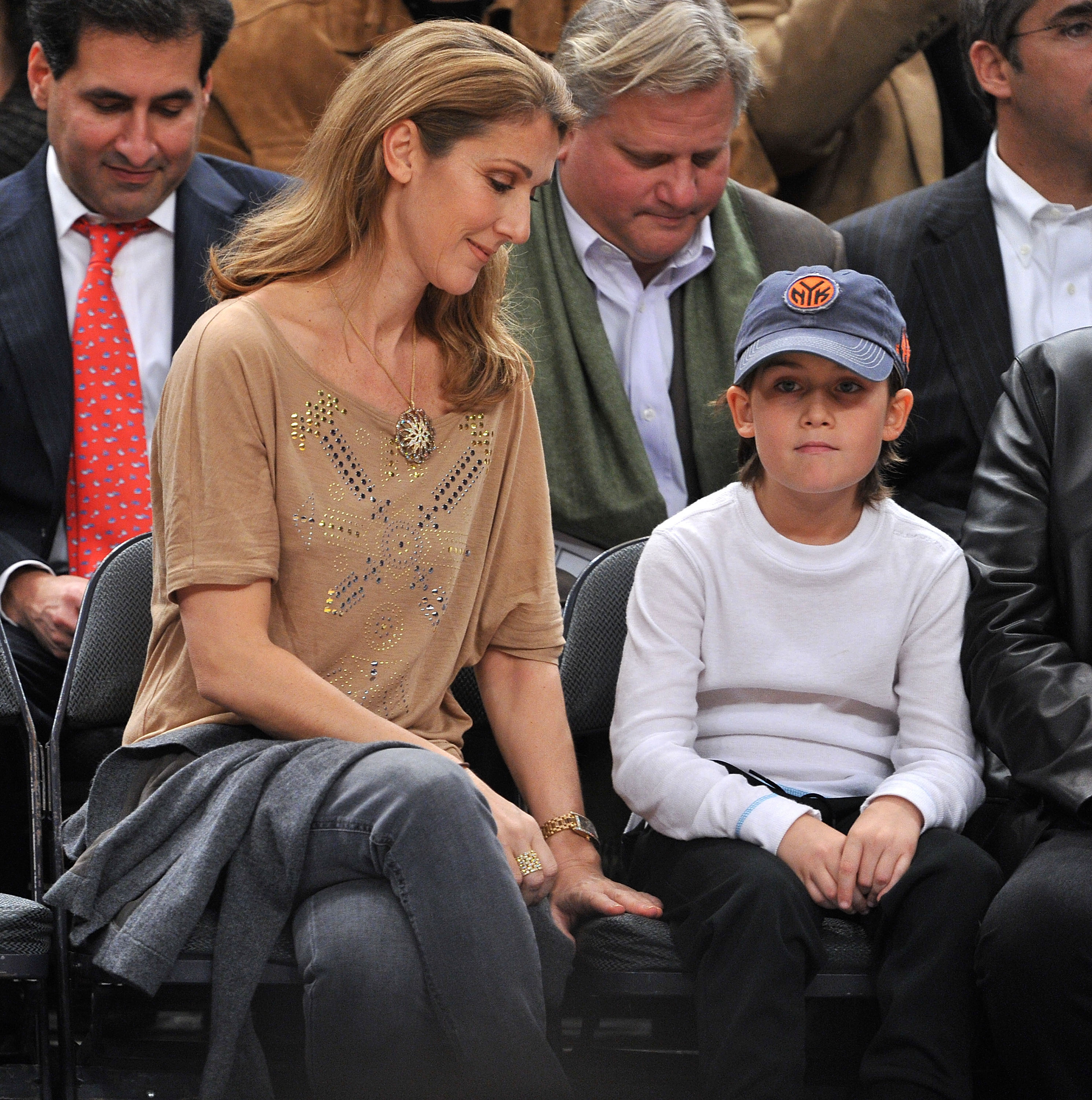 Céline Dion et René-Charles Angélil lors d'un match au Madison Square Garden le 7 décembre 2009, à New York | Source : Getty Images