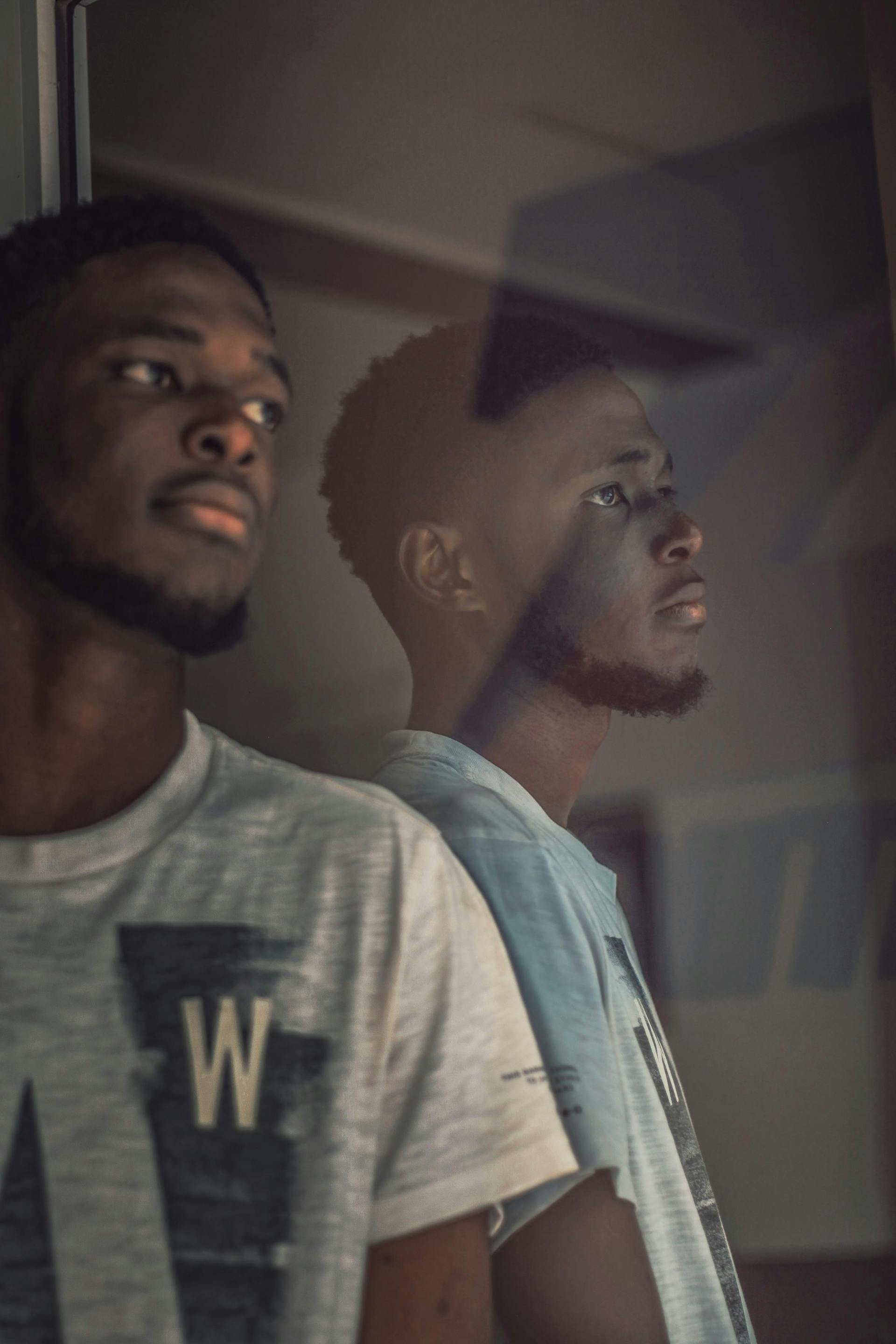 Un homme qui regarde longuement quelqu'un | Source : Pexels