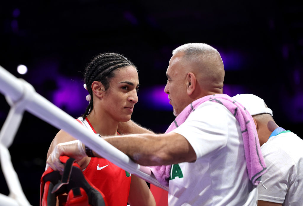 Imane Khelif, de l'équipe d'Algérie, interagit avec un entraîneur de l'équipe d'Algérie après l'abandon d'Angela Carini, de l'équipe d'Italie (non représentée), lors du match préliminaire des moins de 66 kg femmes au premier tour, le sixième jour des Jeux Olympiques de Paris 2024 à la North Paris Arena, le 1er août 2024 à Paris, en France.
