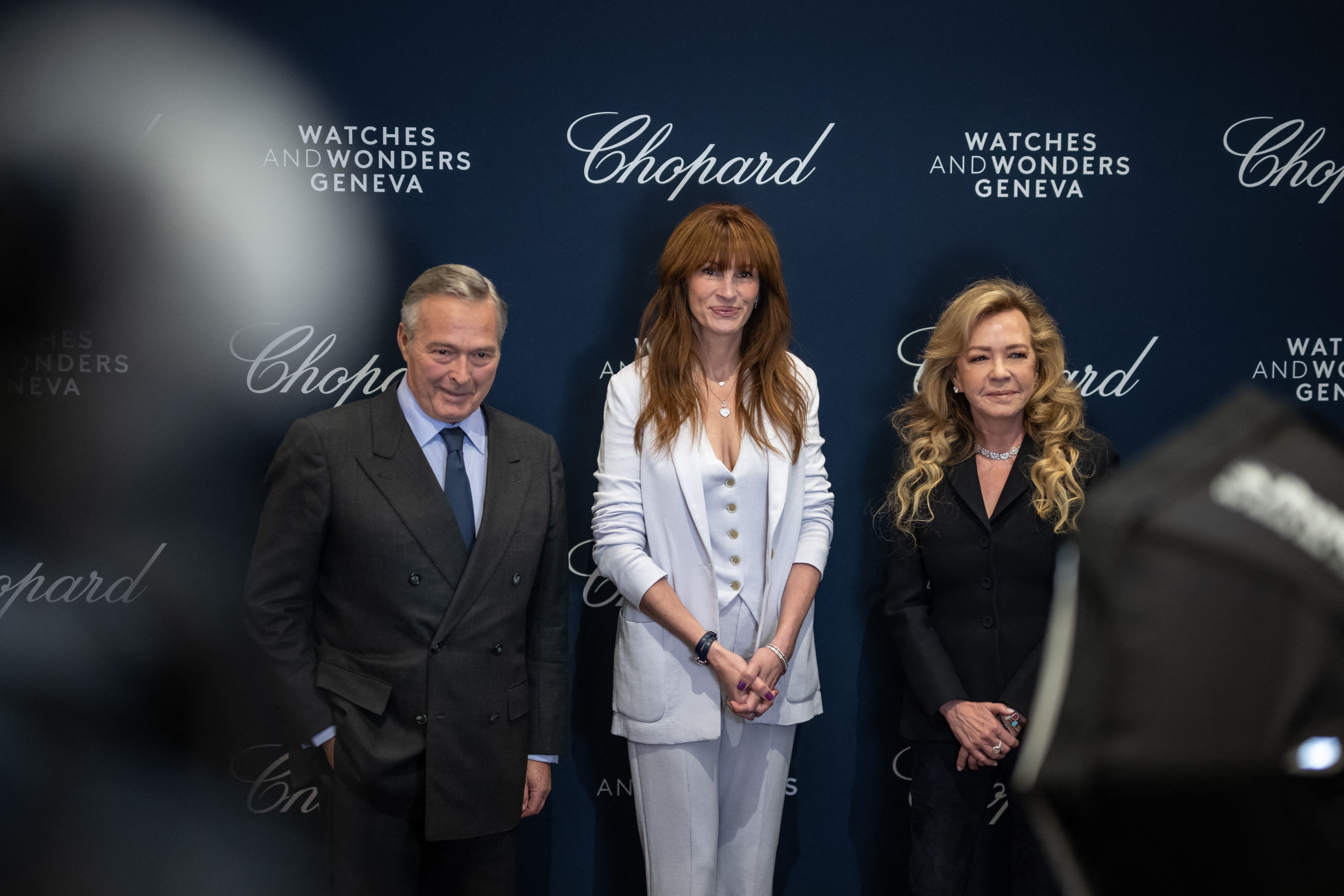 Les coprésidents allemands de Chopard, Karl-Friedrich Scheufele et Caroline Scheufele, sourient avec Julia Roberts lors du salon de l'horlogerie de luxe Watches and Wonders Geneva, en Suisse, le 27 mars 2023.