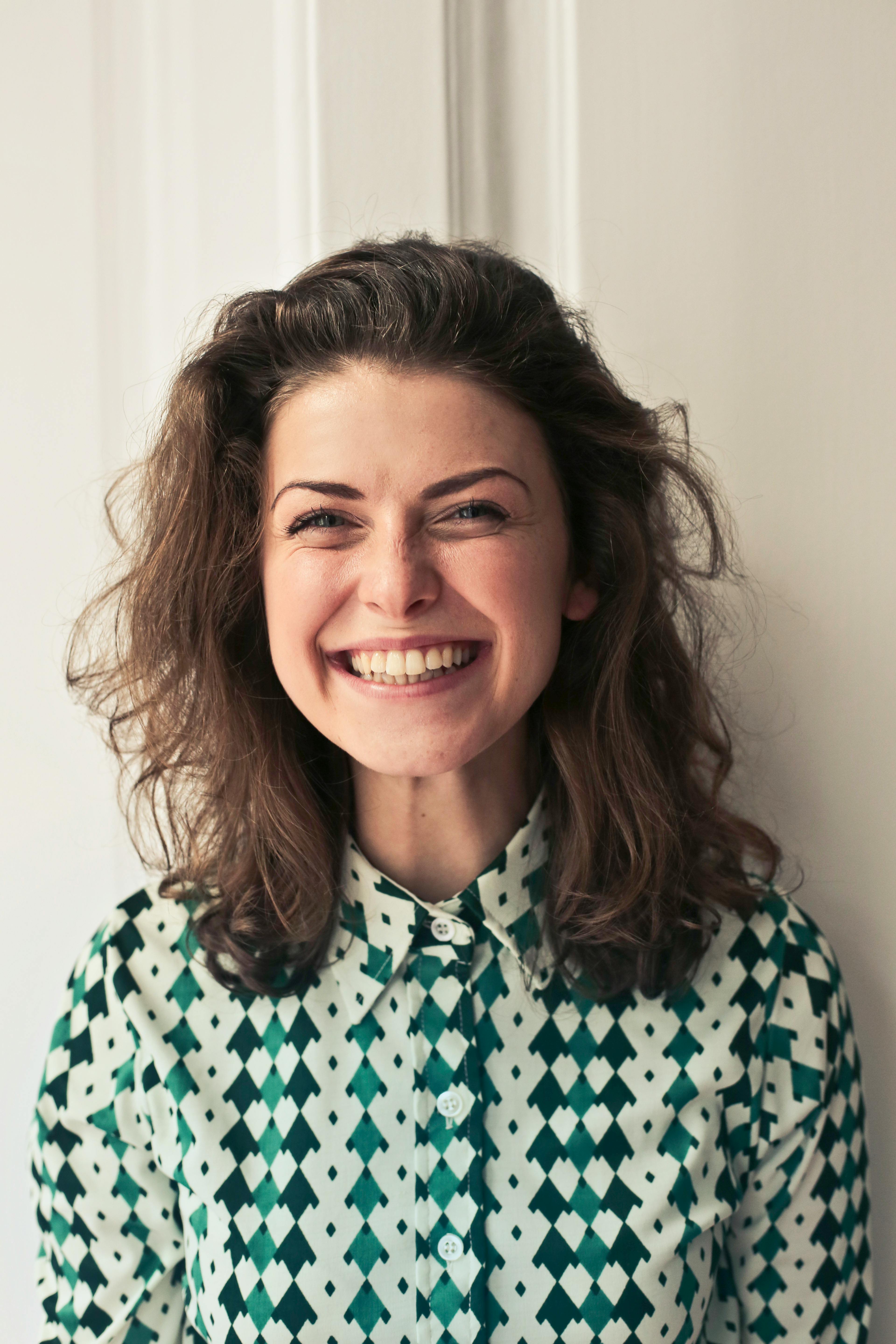 Une femme heureuse qui sourit | Source : Pexels