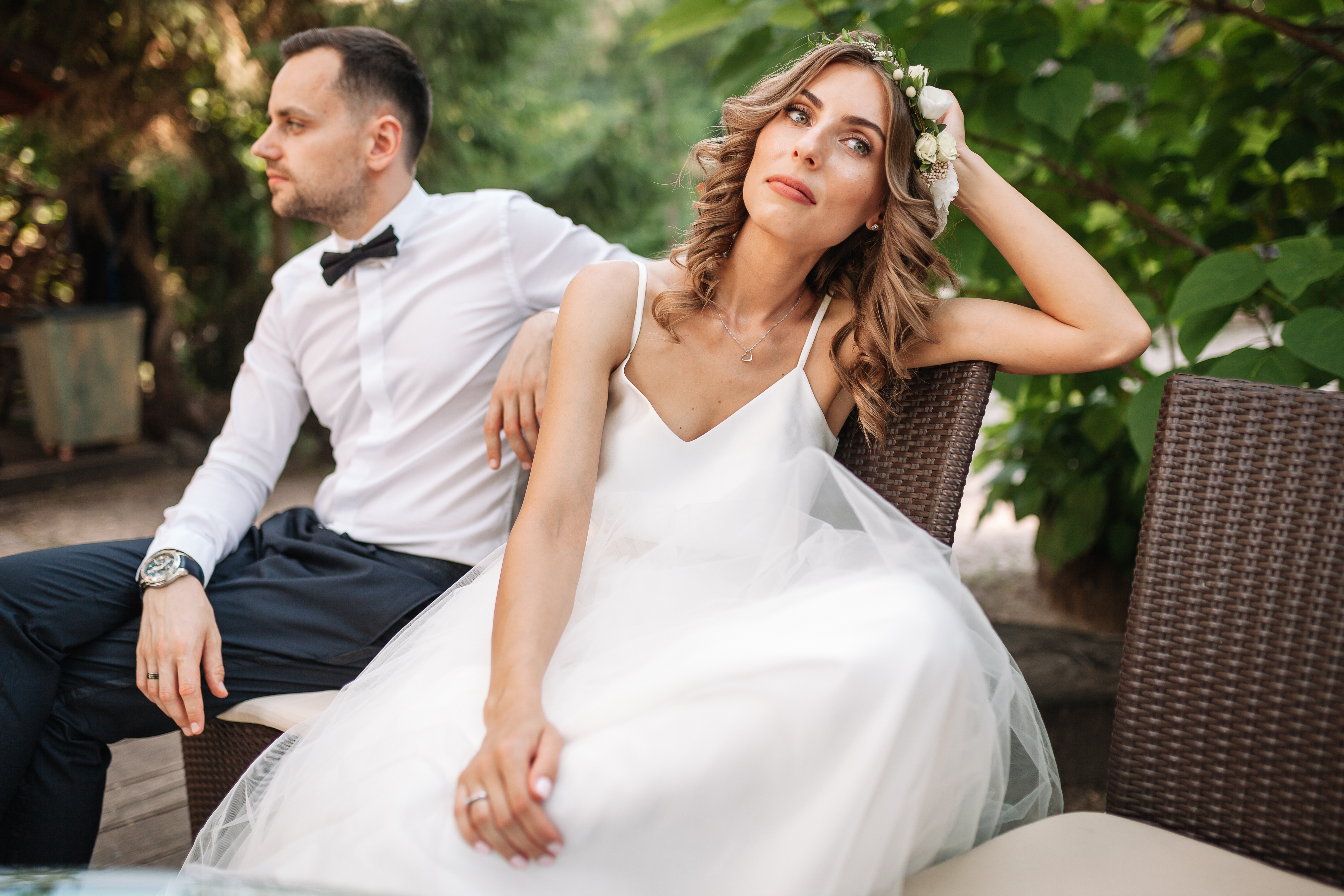 Una pareja disgustada sentada en sillas en su boda | Fuente: Shutterstock