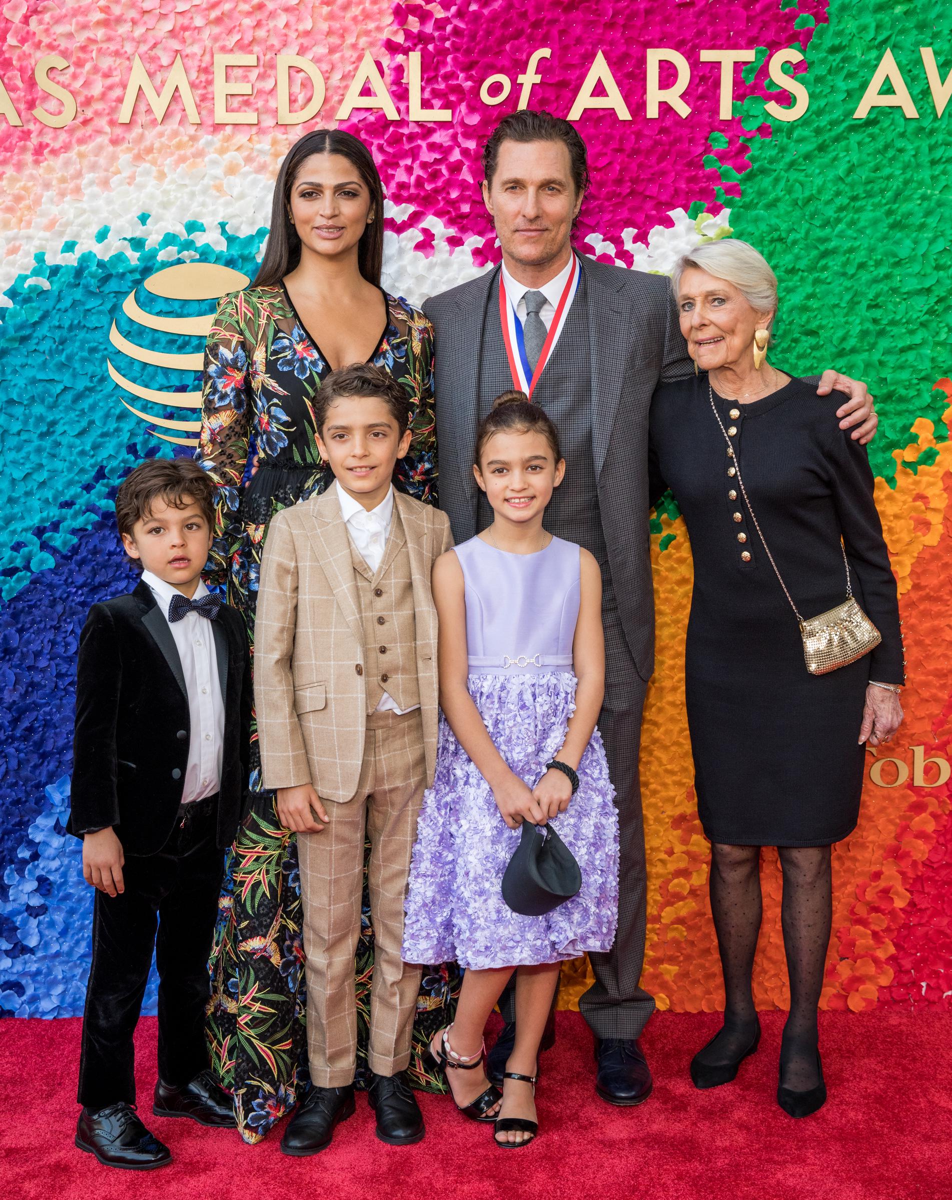 Livingston Alves McConaughey, Camila Alves, Levi Alves McConaughey, le lauréat Matthew McConaughey, Vida Alves McConaughey et Kay McConaughey lors de la remise des prix de la médaille des arts du Texas le 27 février 2019 à Austin, Texas | Source : Getty Images