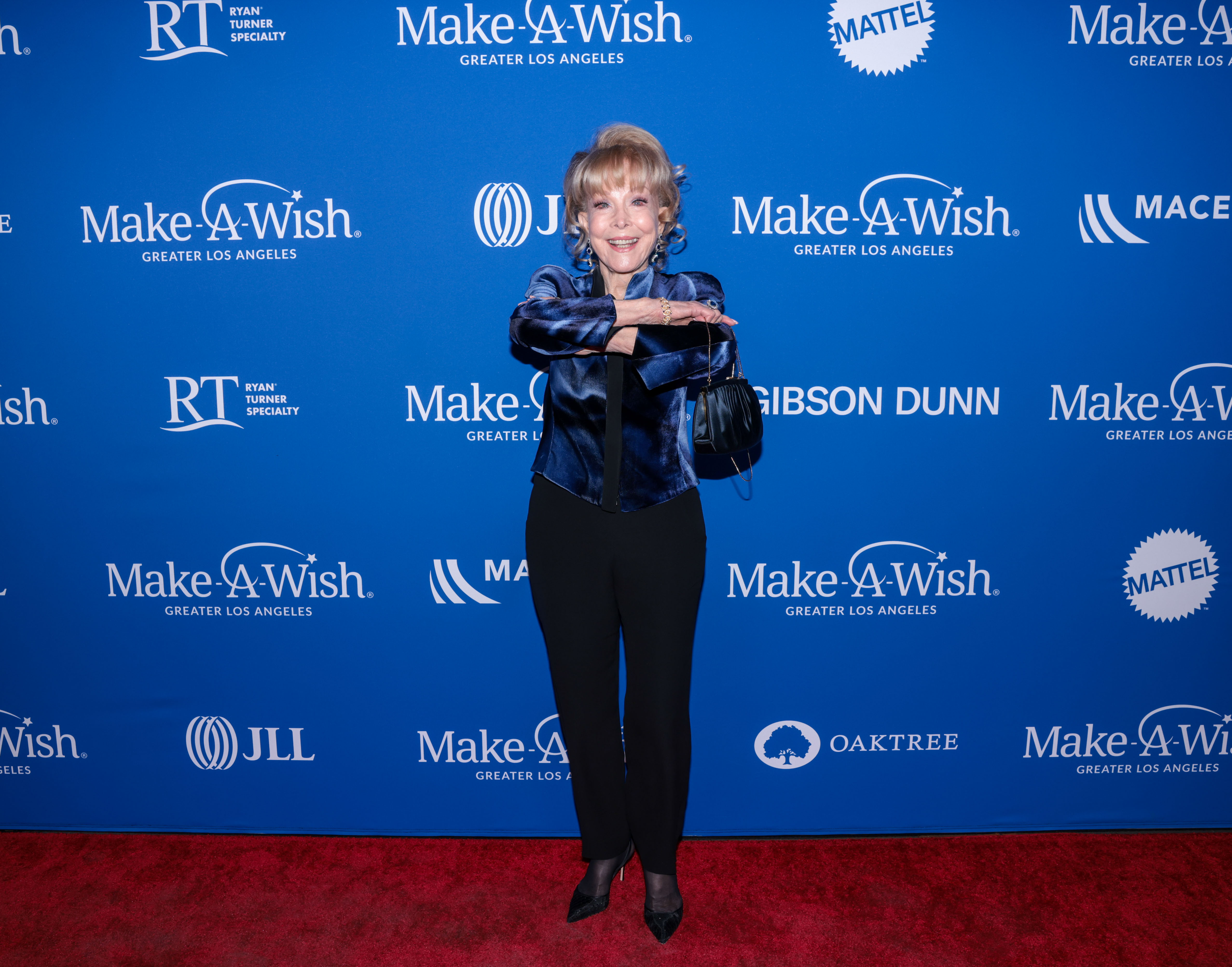 Barbara Eden pose avec les bras couvrant sa poitrine lors du gala des vœux de Make-A-Wish Greater LA, le 19 novembre 2022, à Hollywood, en Californie. | Source : Getty Images