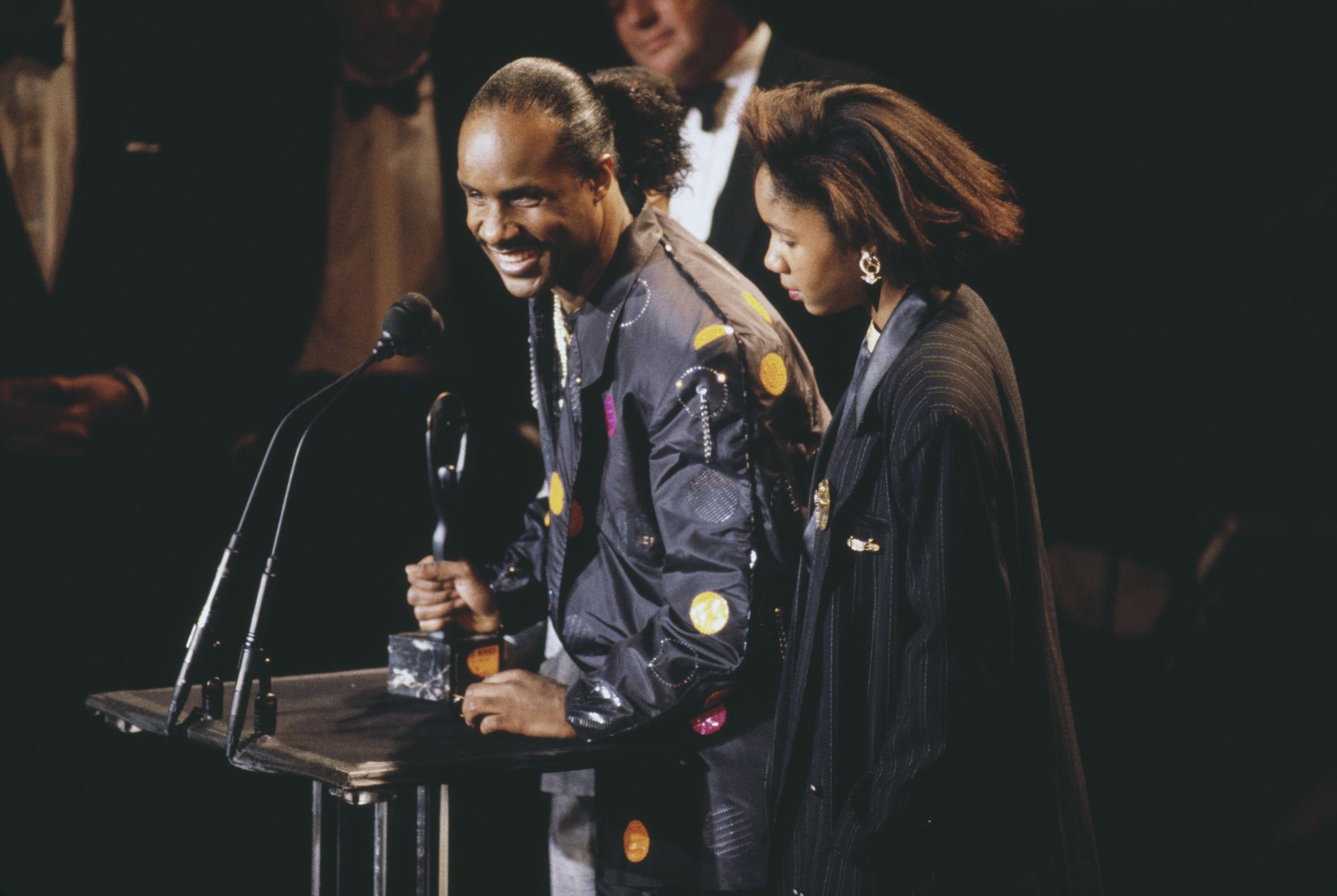 Stevie Wonder et Aisha Morris assistent à la cérémonie d'intronisation au Rock &amp; Roll Hall of Fame le 1er janvier 1989 à New York. | Source : Getty Images