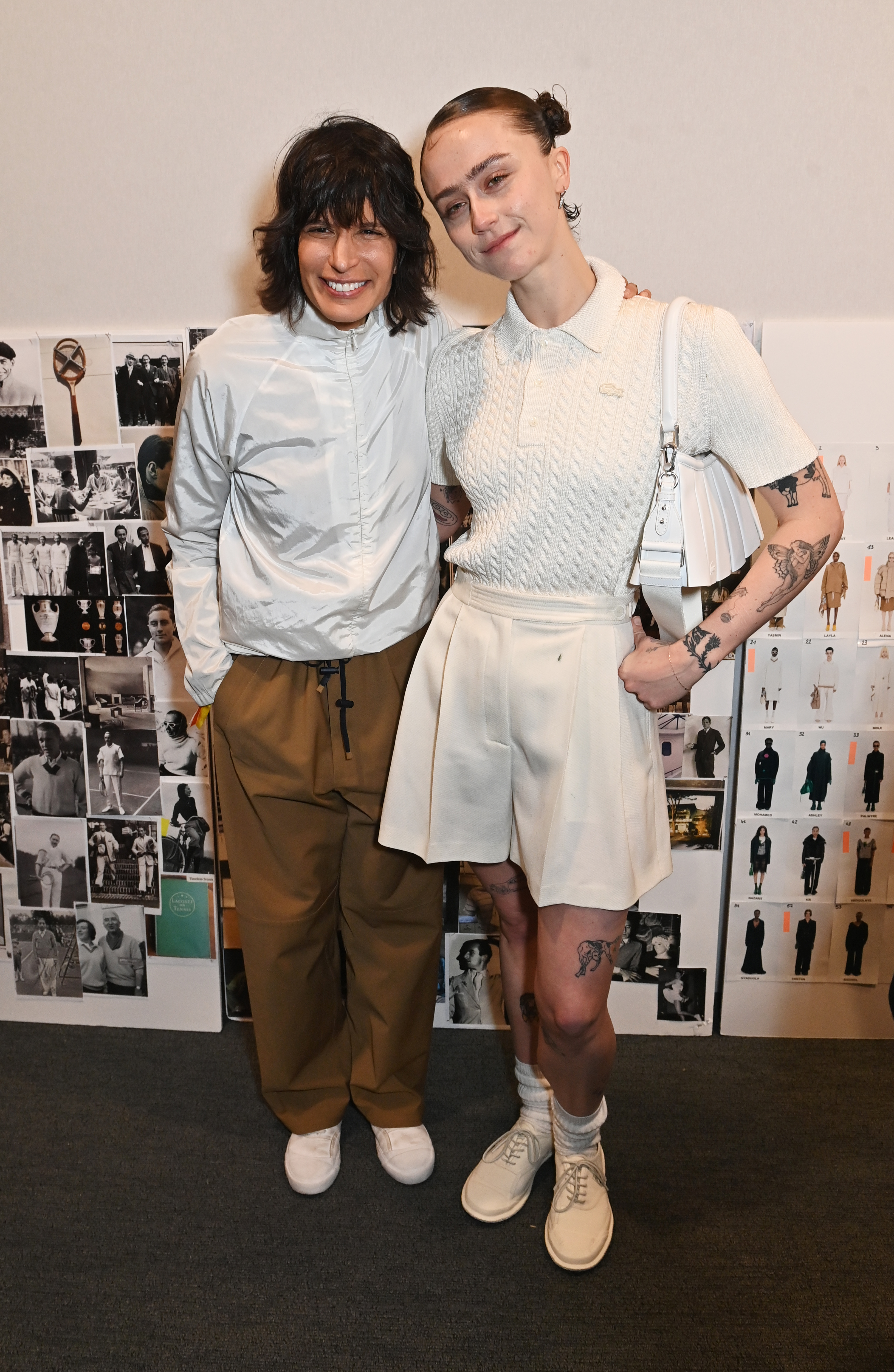 Ella Emhoff pose avec Pelagia Kolotouros, directrice de la création de Lacoste, lors du défilé. | Source : Getty Images