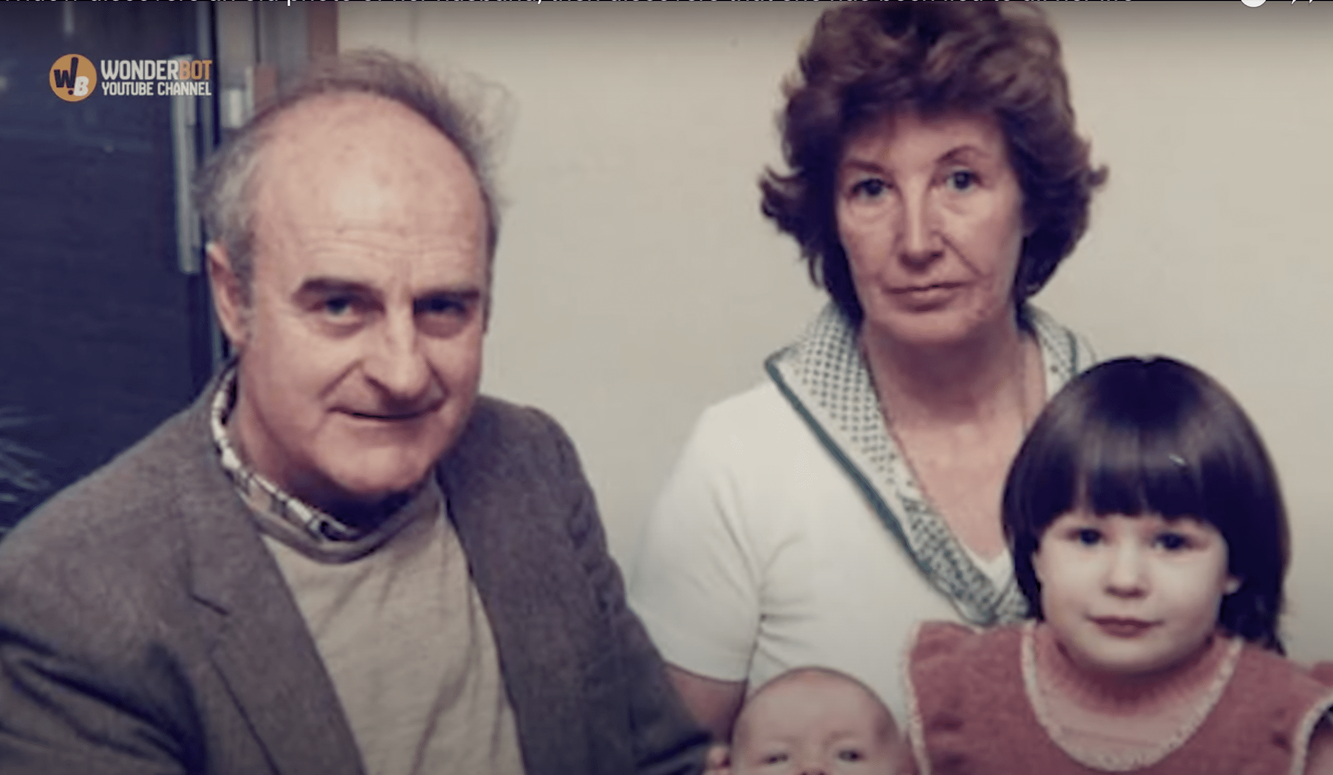 Audrey et Glyndwr Phillips photographiés avec leurs deux enfants. | Source : youtube.com/Wonderbot