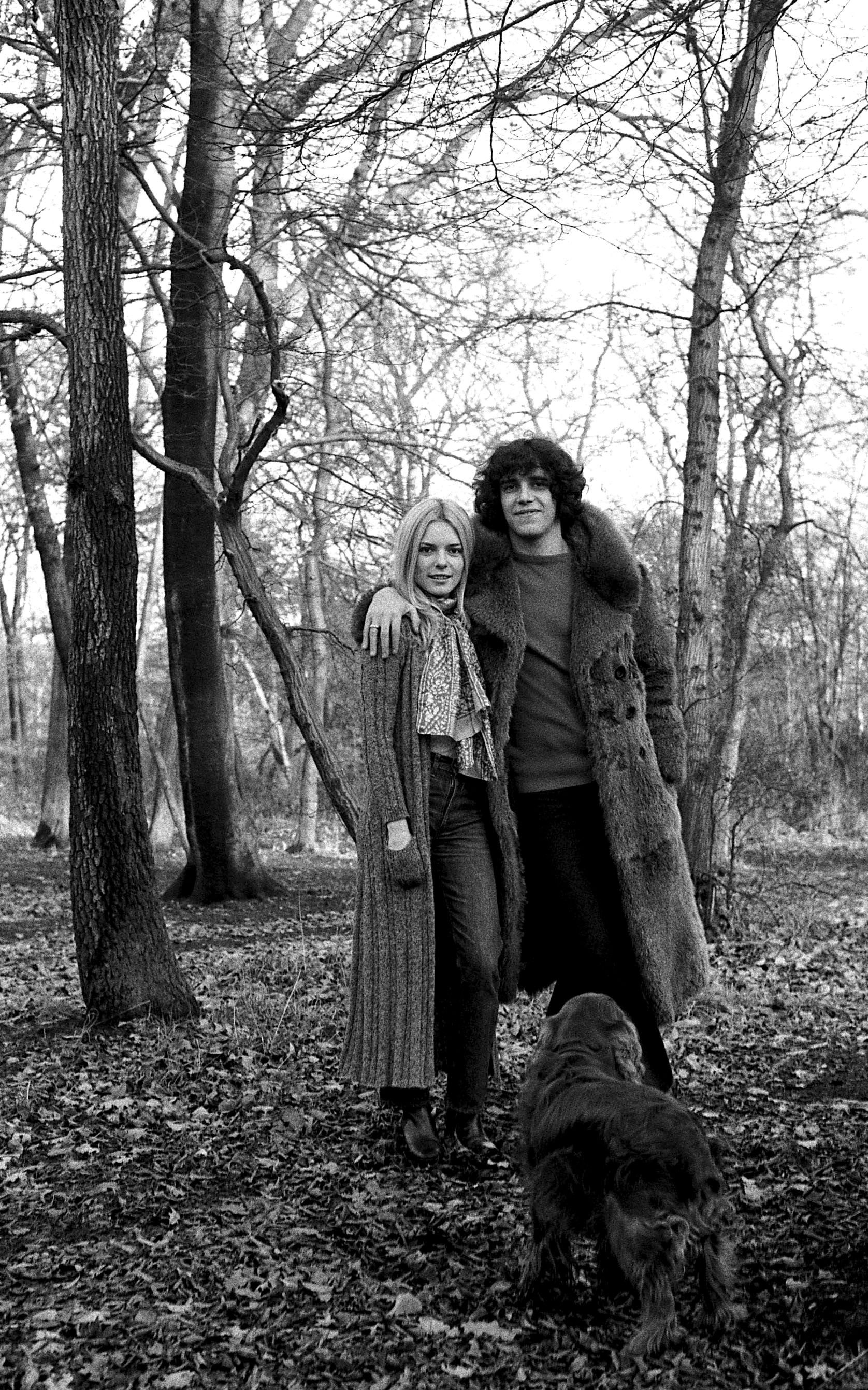 Portrait de France Gall et Julien Clerc dans la forêt, en 1970. | Photo : Getty Images
