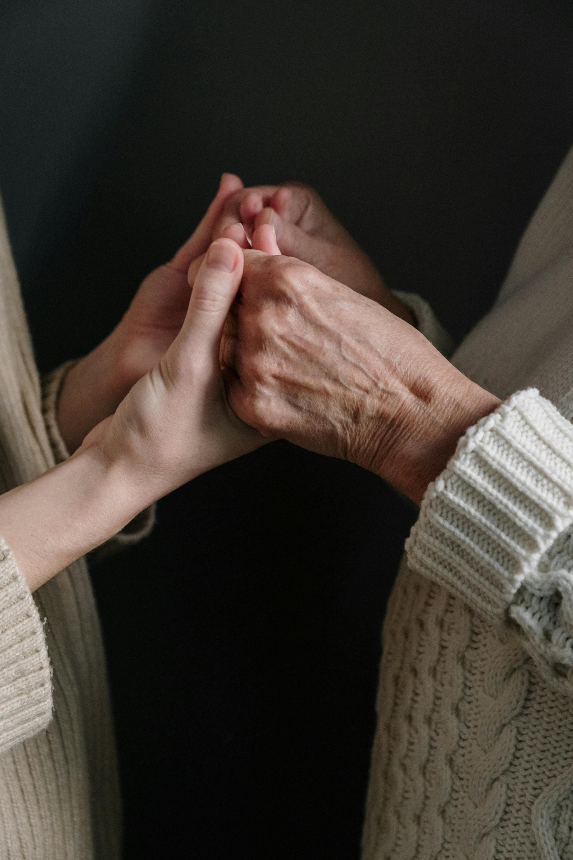 Une femme tenant les mains de sa grand-mère | Source : Pexels