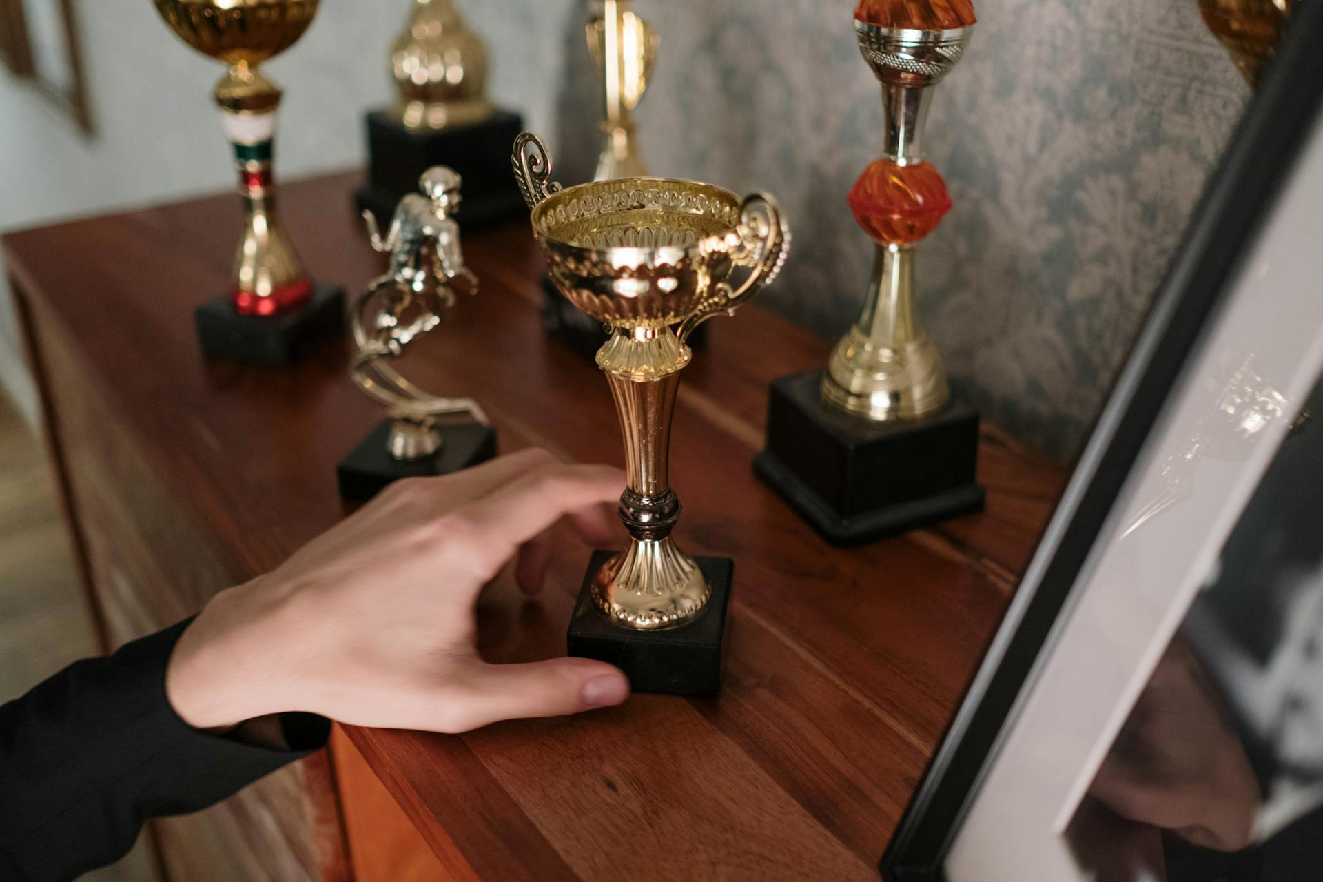 Une personne tenant un trophée | Source : Pexels