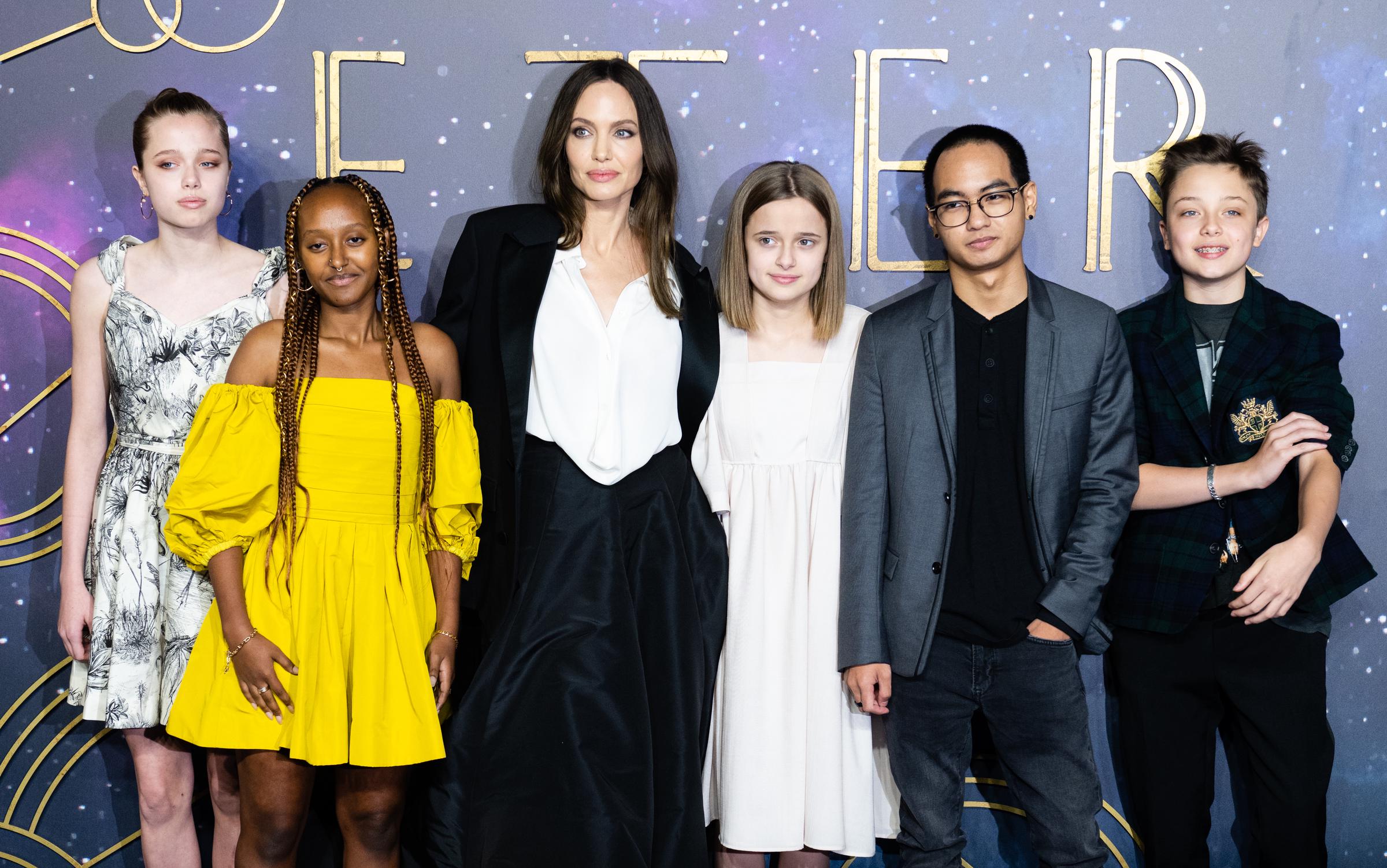 Shiloh, Zahara, Angelina et Vivienne Jolie avec Maddox et Knox Jolie-Pitt lors de la première britannique de "The Eternals" à Londres, en Angleterre, le 27 octobre 2021 | Source : Getty Images