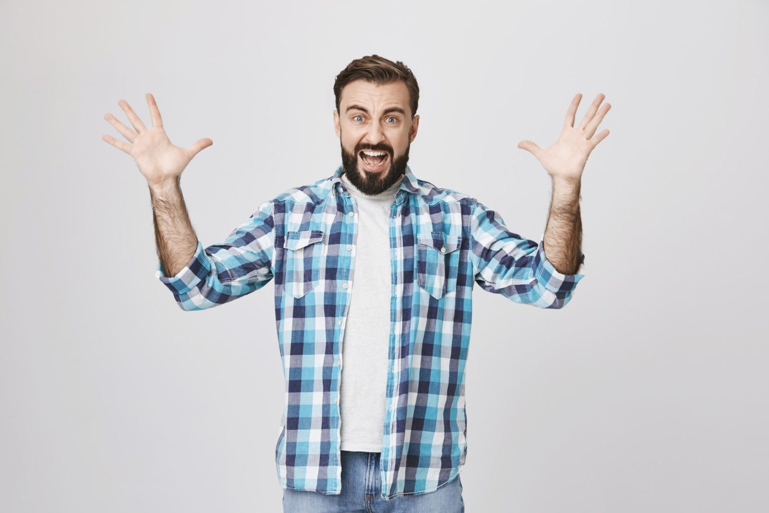Un homme en colère qui crie | Source : Freepik