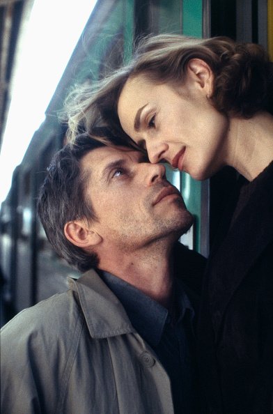 Jacques Gamblin et Sandrine Bonnaire sur le plateau du film Au Coeur du Mensonge. | Photo : Getty Images