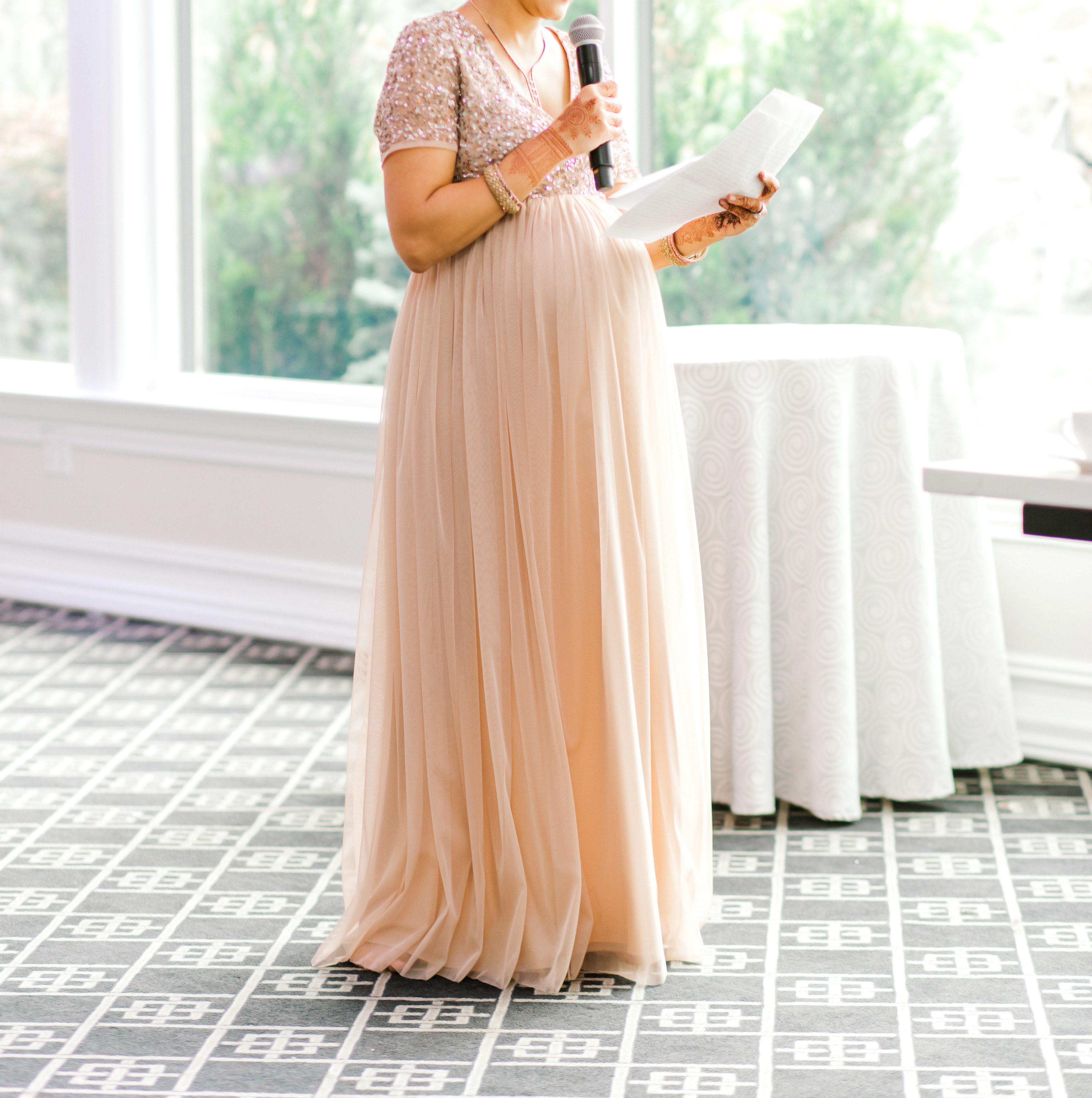 Une photo qui montre une invitée prononçant un discours à l'occasion d'une fête | Source : Shutterstock/AliAshraf