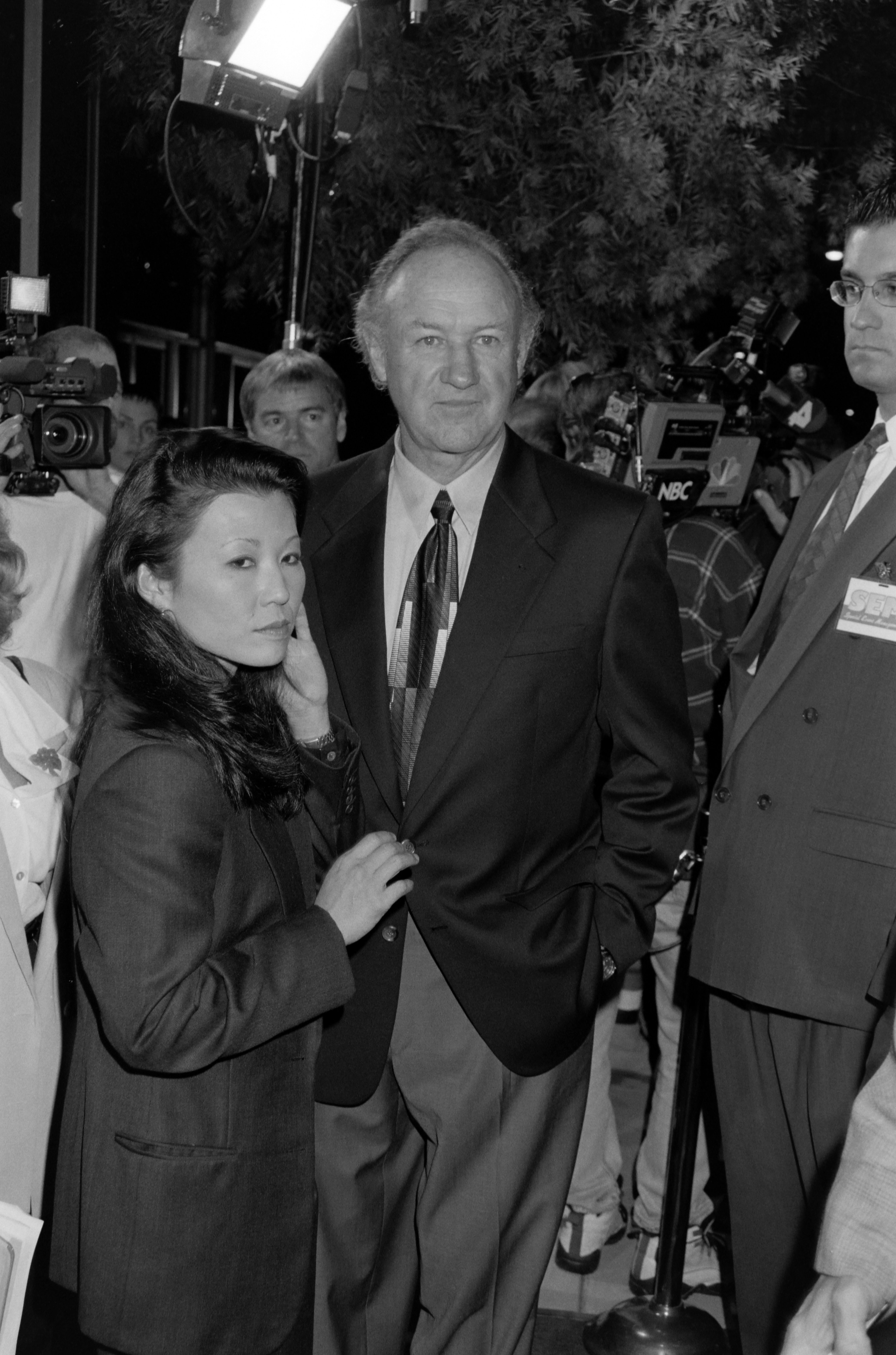 Betsy Arakawa et Gene Hackman assistent à la première locale de "The Chamber", 1996 | Source : Getty Images