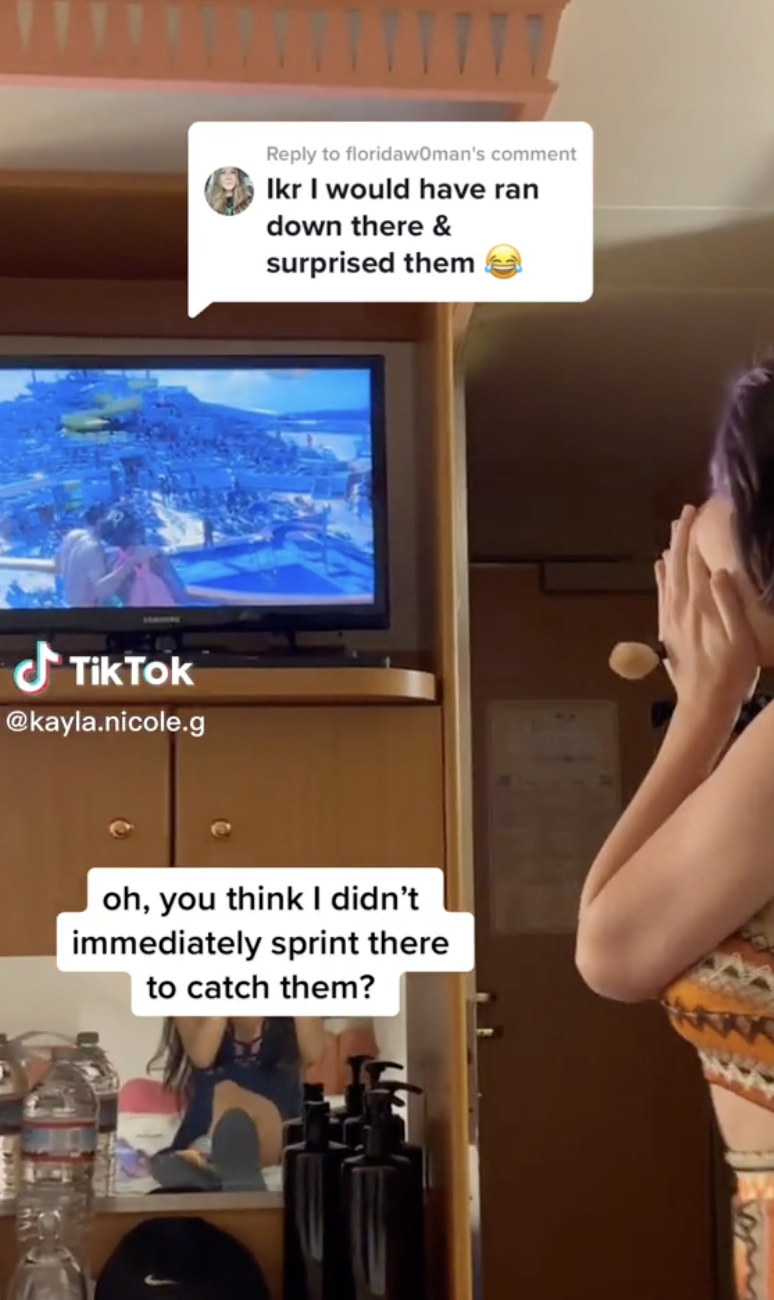 Kayla Gardner est choquée de voir son petit ami se rapprocher d'une autre femme sur le pont du bateau. | Source : tiktok.com/@kayla.nicole.g