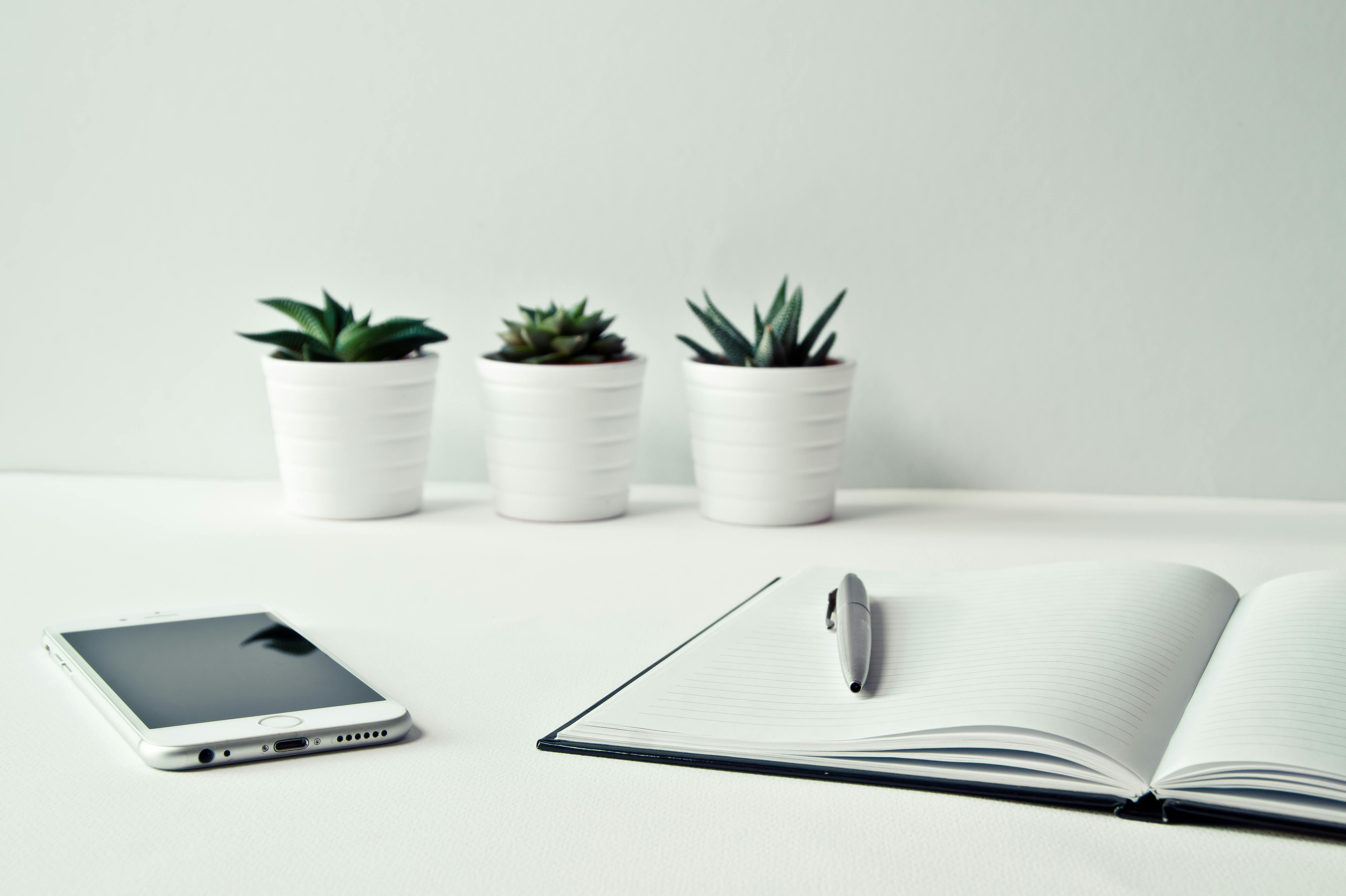 Un téléphone sur une table | Source : Pexels