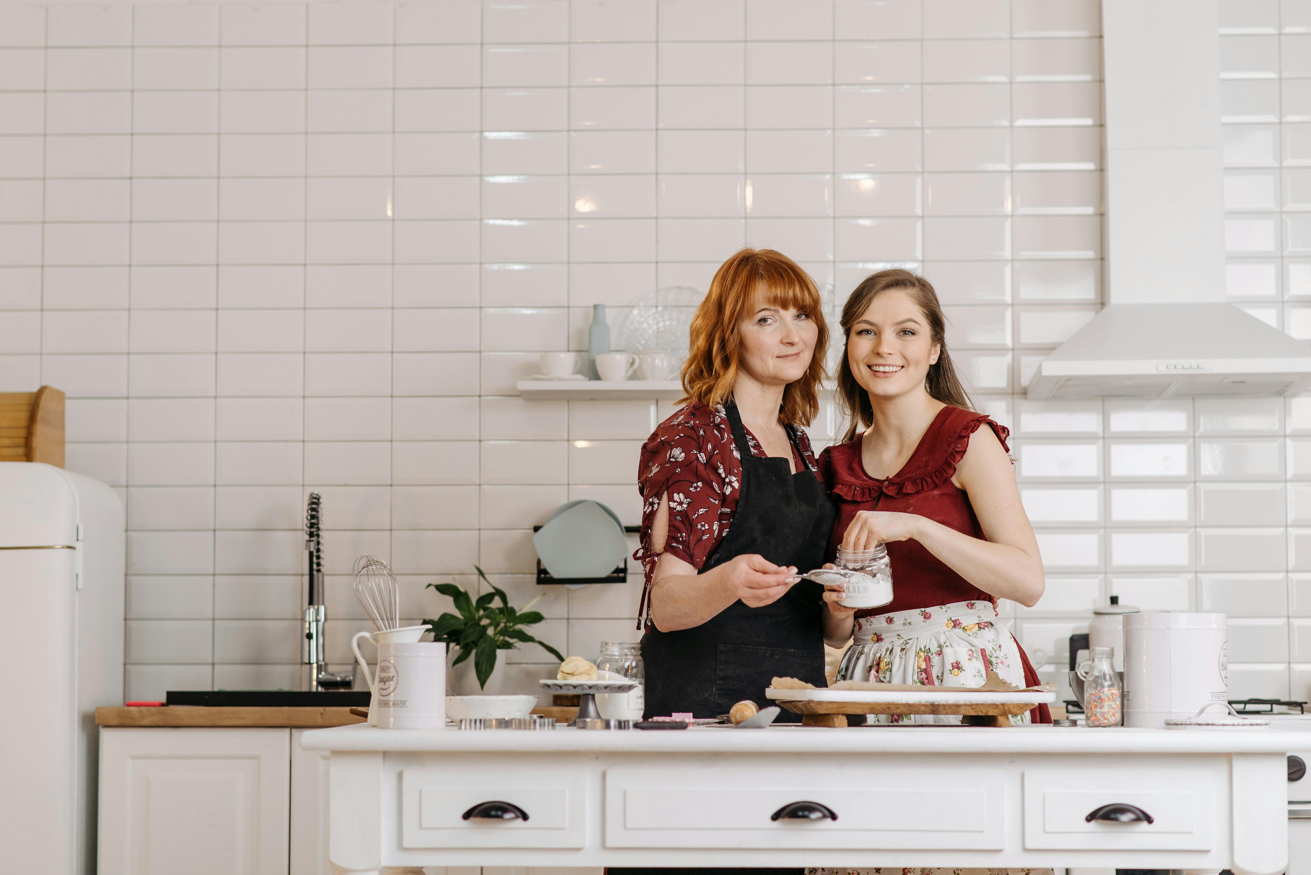 Deux femmes dans la cuisine | Source : Pexels