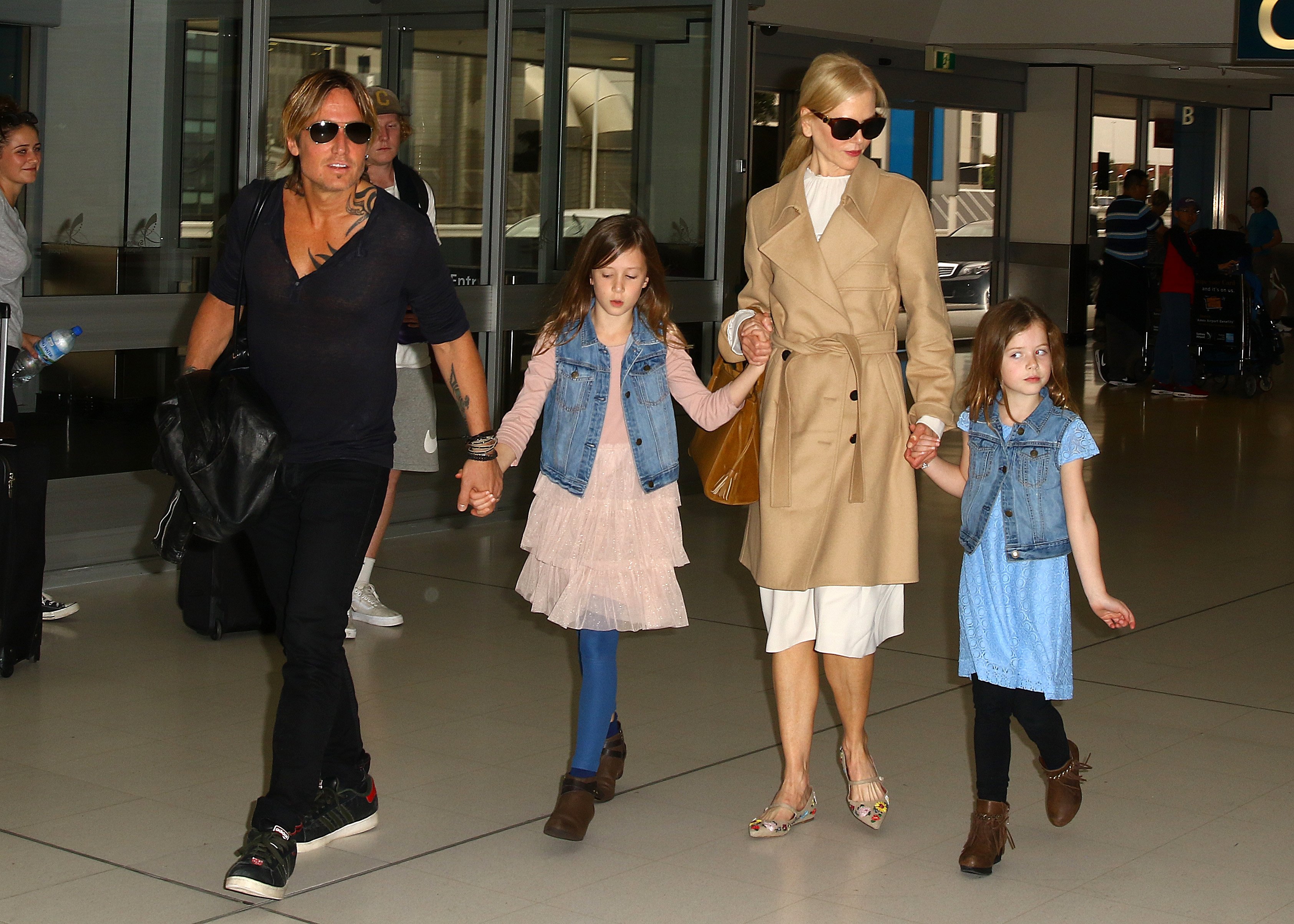 Keith Urban et Nicole Kidman avec leurs filles, Sunday Rose et Faith Margaret Kidman Urban, à l'aéroport de Sydney, en Australie, le 28 mars 2017 | Source : Getty Images