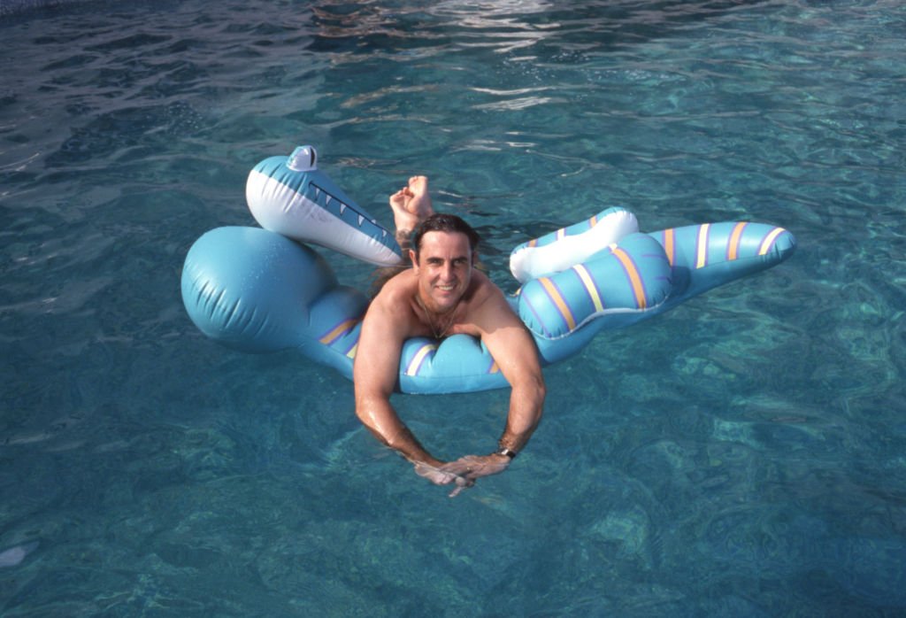 Le présentateur de télévision Patrick Simpson-Jones dans une piscine en juin 1988 à La Baule. | Photo : Getty Images