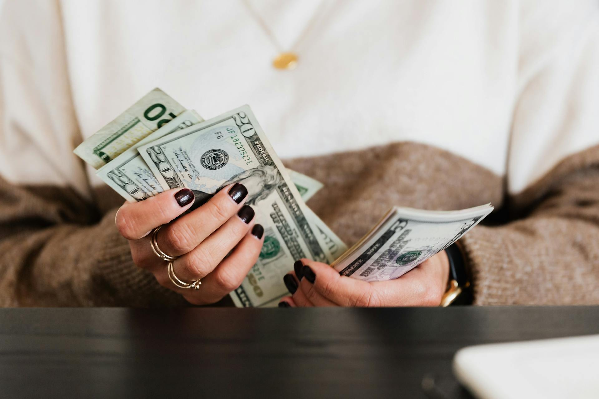 Une femme qui compte de l'argent | Source : Pexels