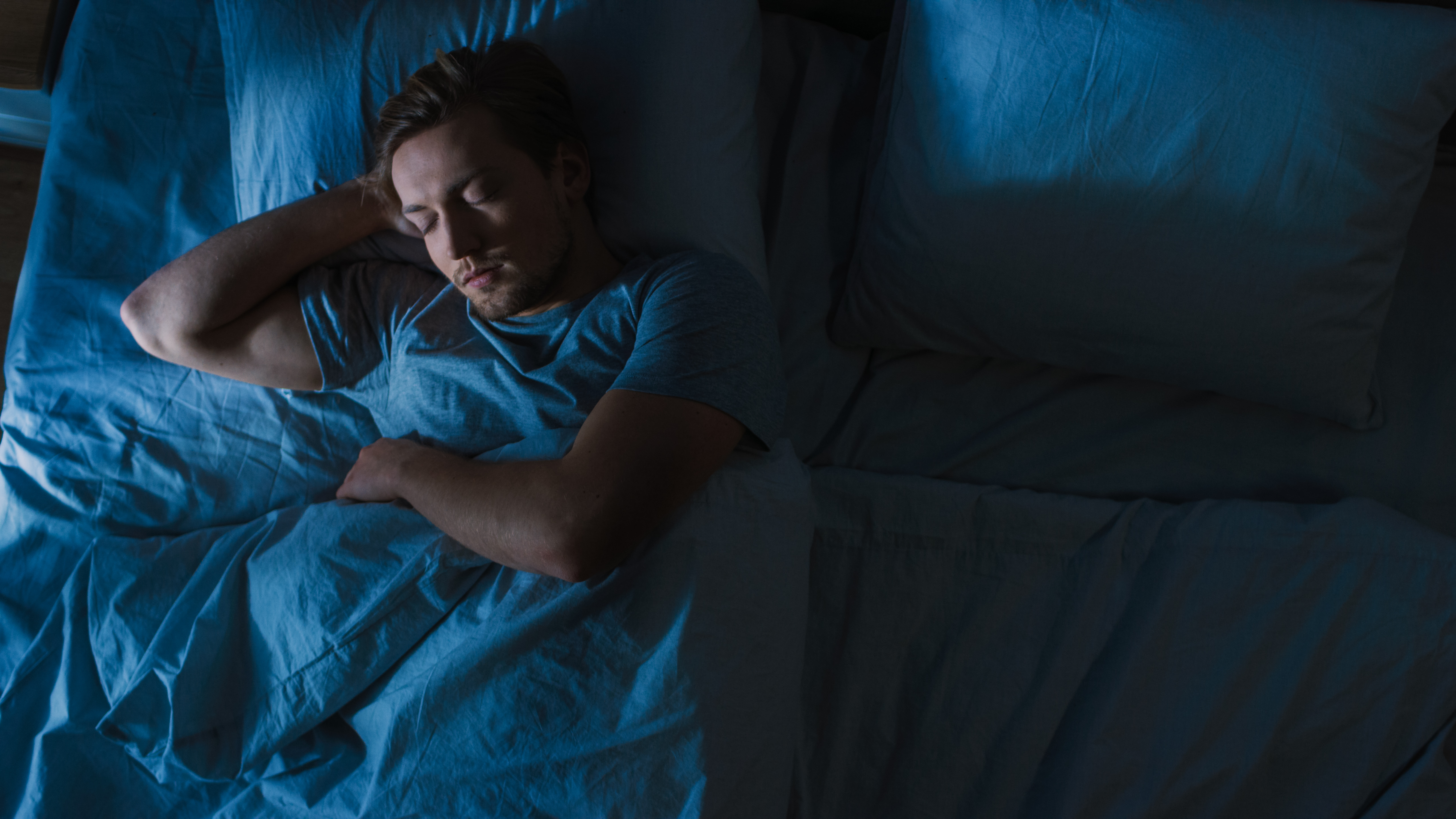 Un homme qui dort. | Source : Shutterstock