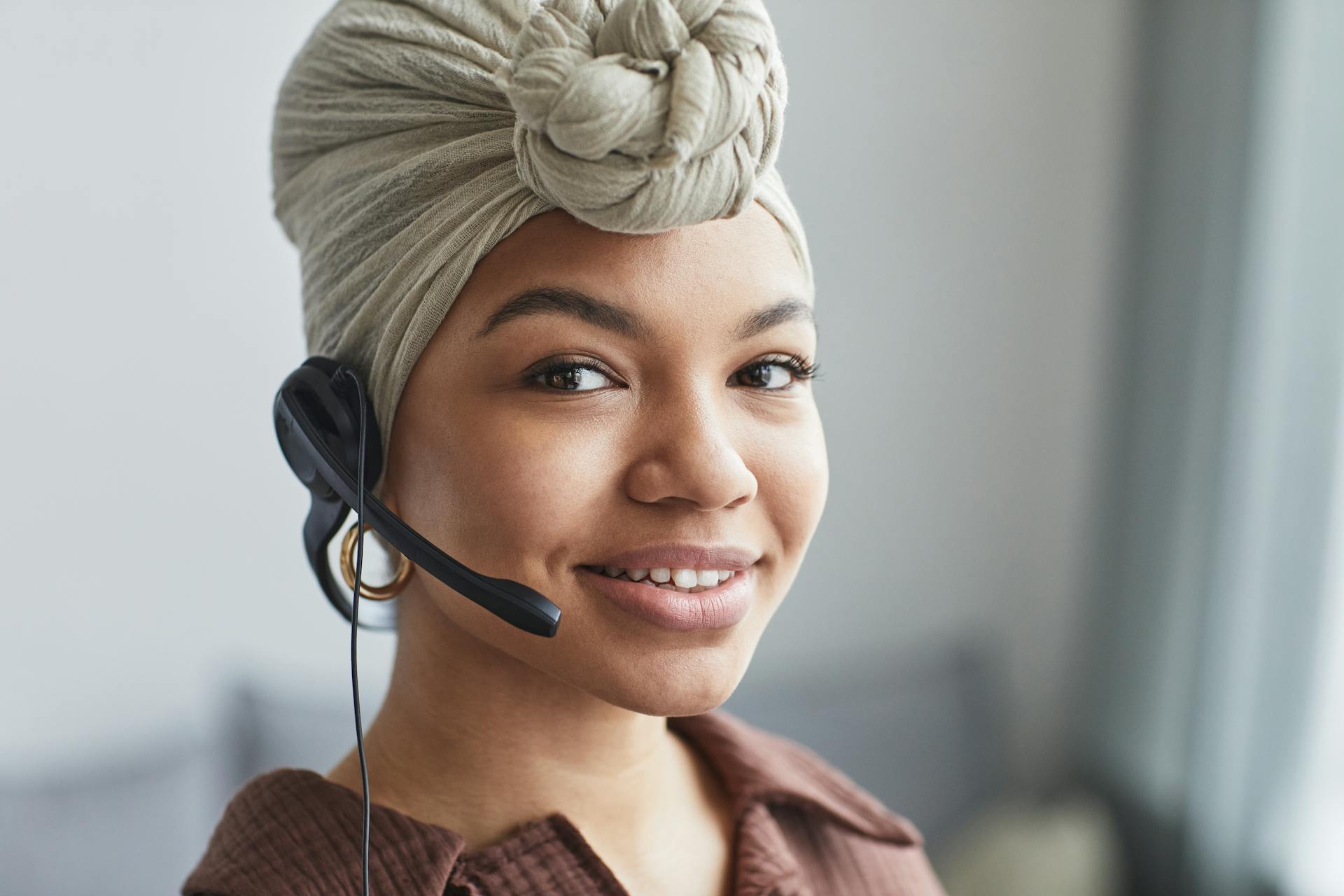 Une femme qui parle dans un micro-casque | Source : Pexels