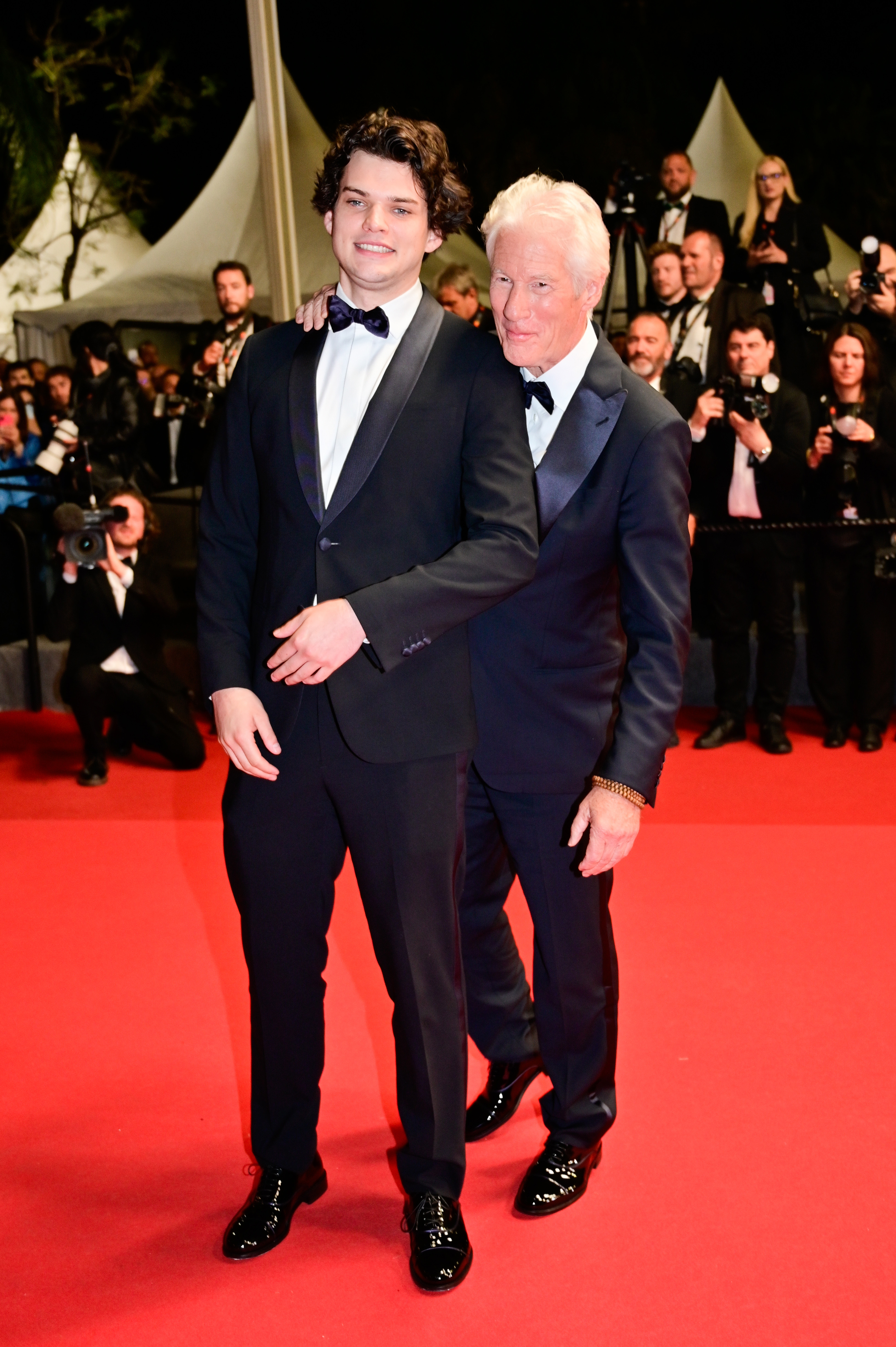 Homer James Jigme Gere et Richard Gere sur le tapis rouge de "Oh, Canada" lors de la 77e édition du Festival de Cannes à Cannes, en France, le 17 mai 2024. | Source : Getty Images