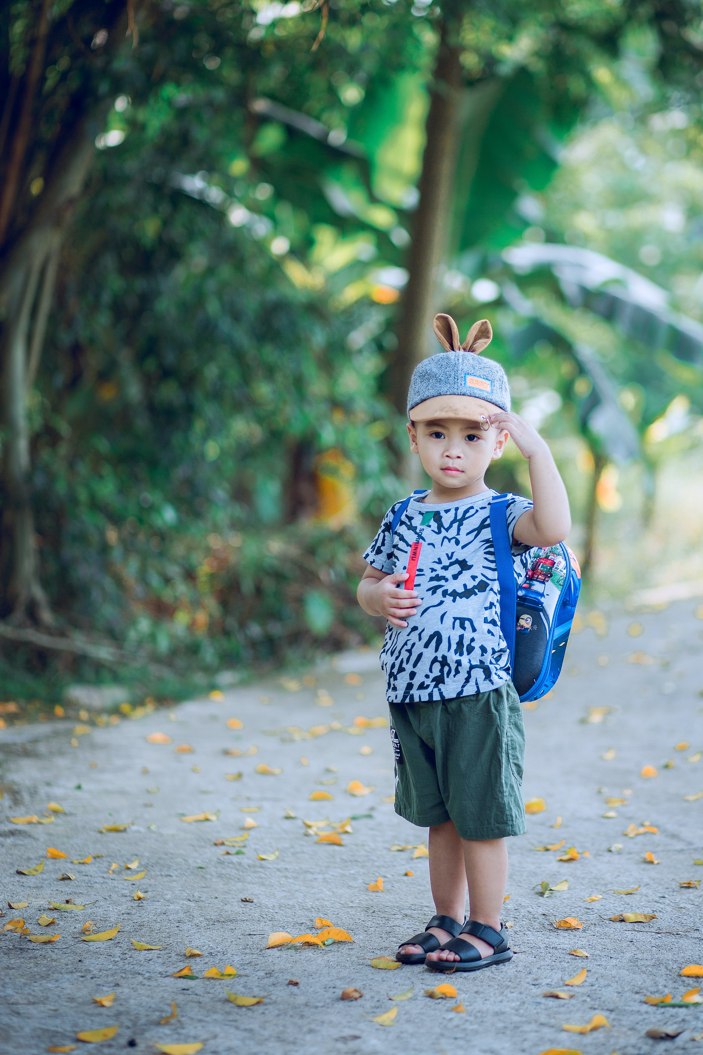 Un niño con una camiseta decorada. | Fuente: Pexels