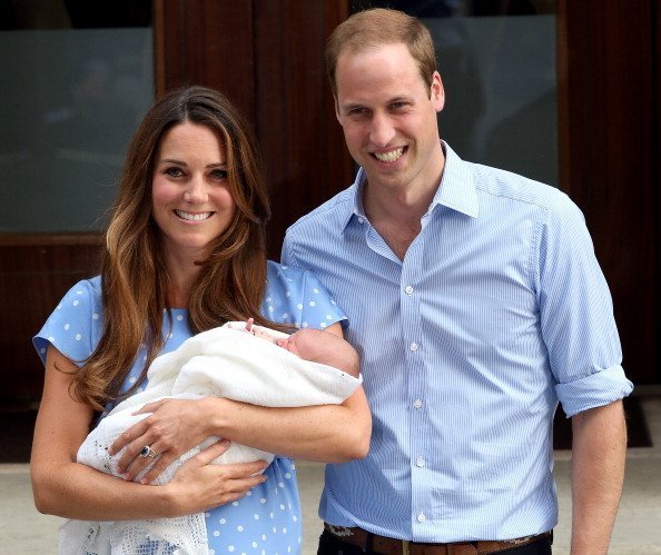 Kate Middleton et le prince William présentent Prince George au monde sur les marches de l'hôpital St Mary's | Photo : Getty Images