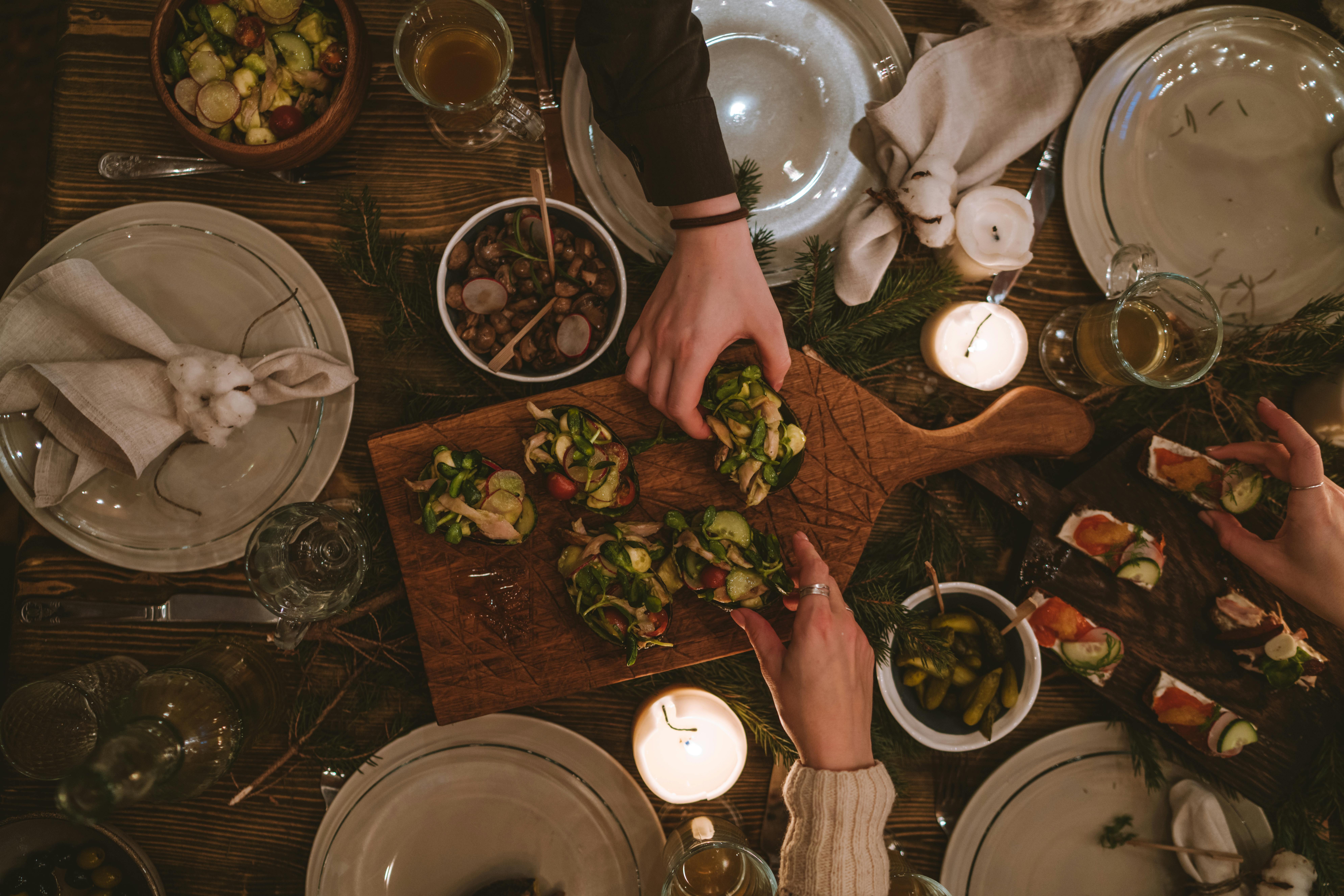 Des personnes assises à une table de dîner | Source : Pexels