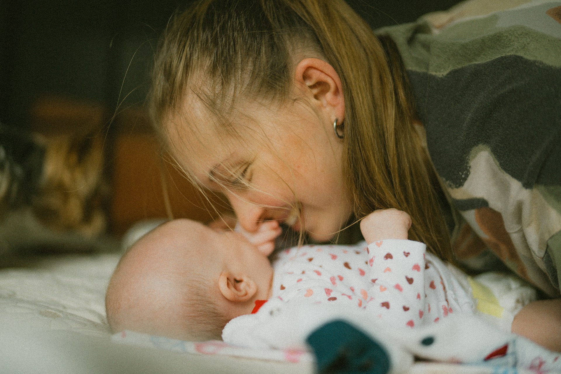 Une mère avec son nouveau-né | Source : Unsplash