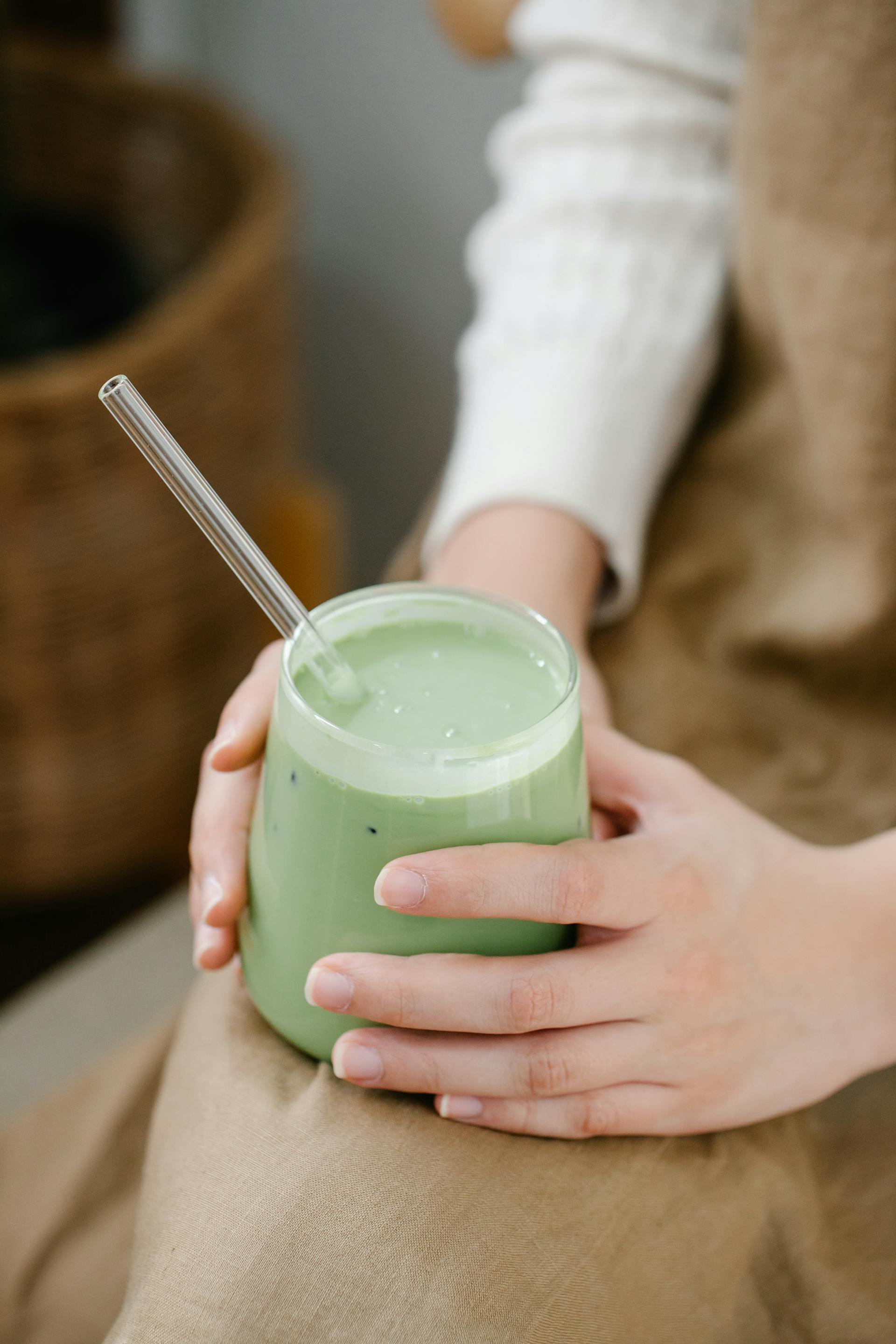 Une femme tenant un smoothie vert | Source : Pexels