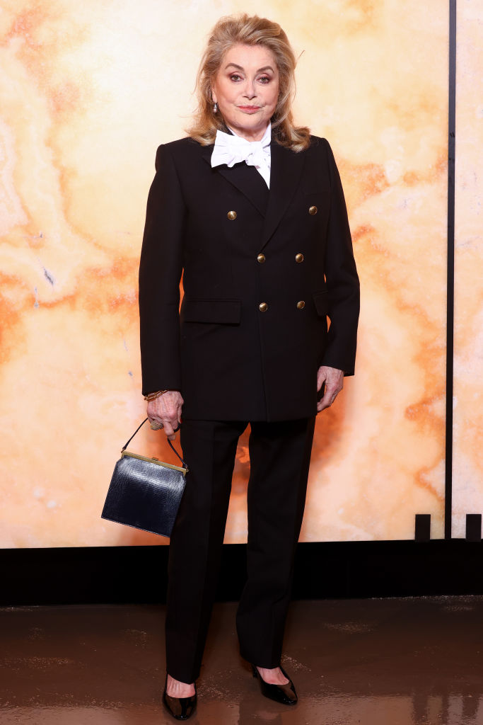 Catherine Deneuve assiste au défilé Saint Laurent Womenswear Automne/Hiver 2025-2026 dans le cadre de la semaine de la mode à Paris le 11 mars 2025 à Paris, France. (Photo par Marc Piasecki/WireImage)