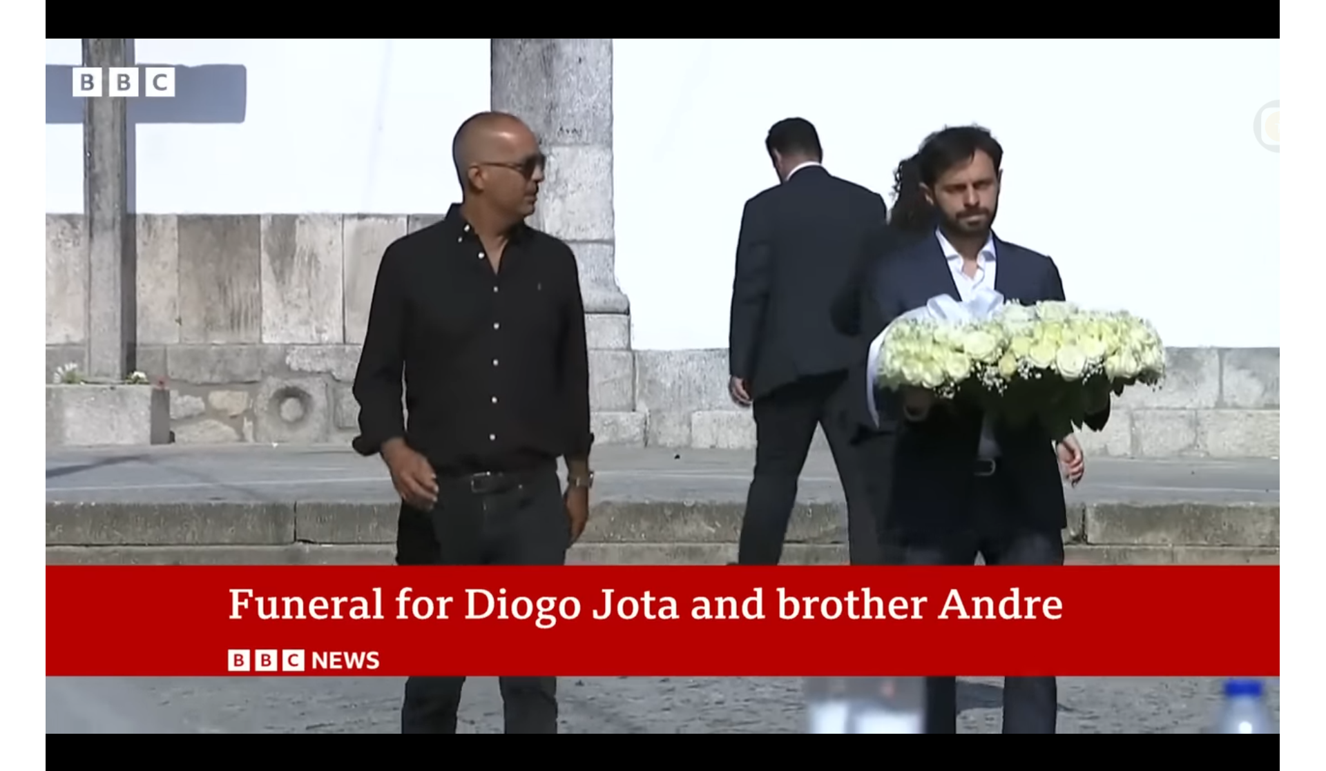 Bernardo Silva est vu en train d'assister aux funérailles de Diogo Jota | Source : YouTube/bbcnews