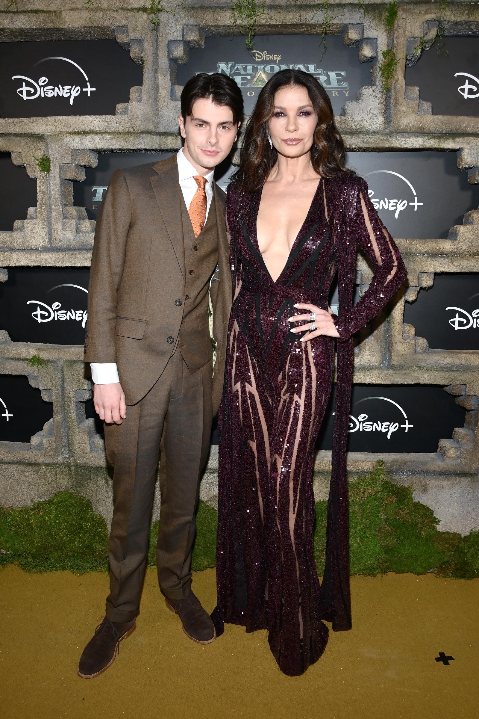 Dylan Michael Douglas et Catherine Zeta-Jones lors de la première de la série originale Disney+ "Trésors perdus : le secret de Moctezuma" au El Capitan Theatre le 05 décembre 2022 à Los Angeles, Californie | Source : Getty Images