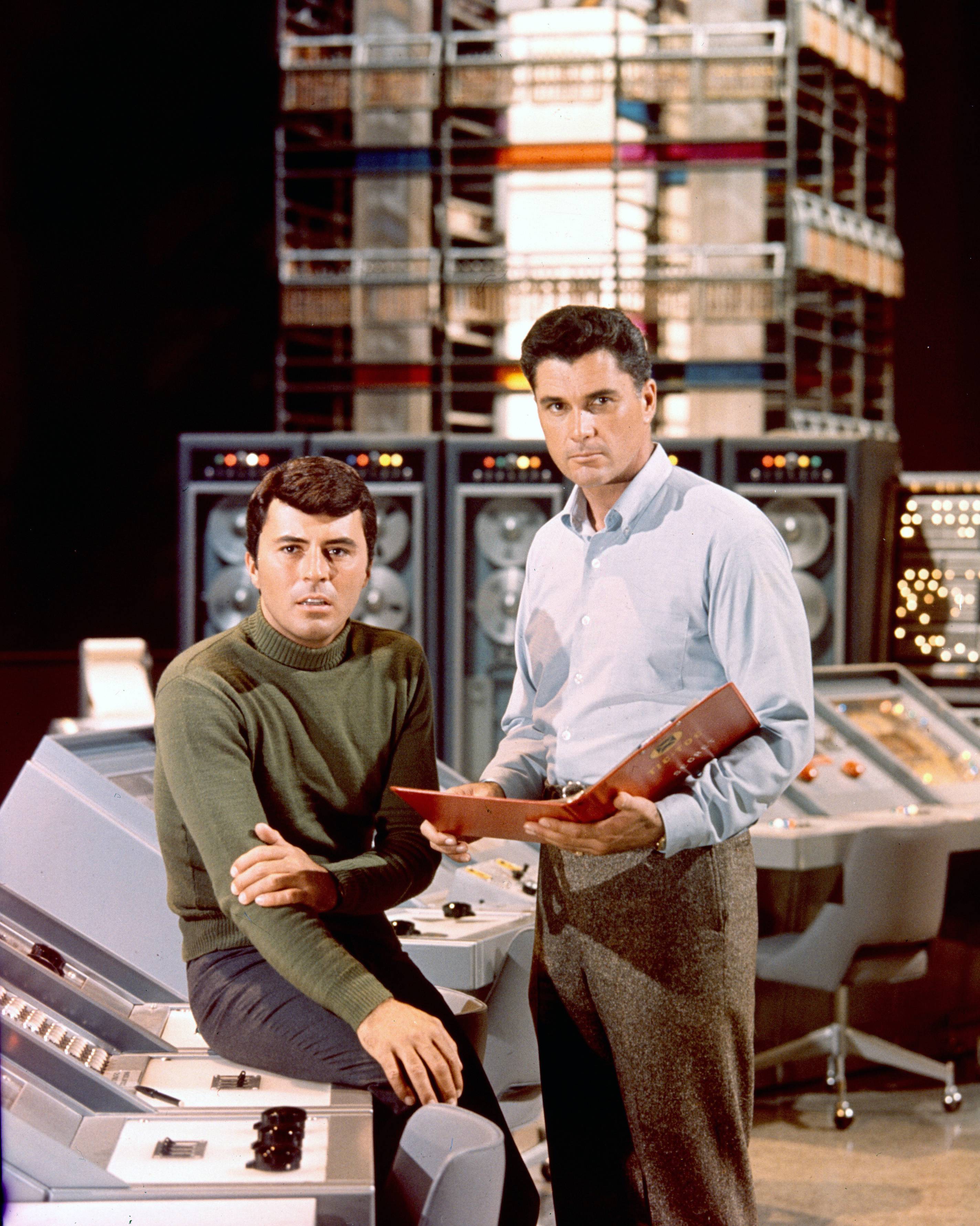 James Darren et Robert Colbert dans un portrait publicitaire publié pour la série télévisée américaine "The Time Tunnel", vers 1966 | Source : Getty Images