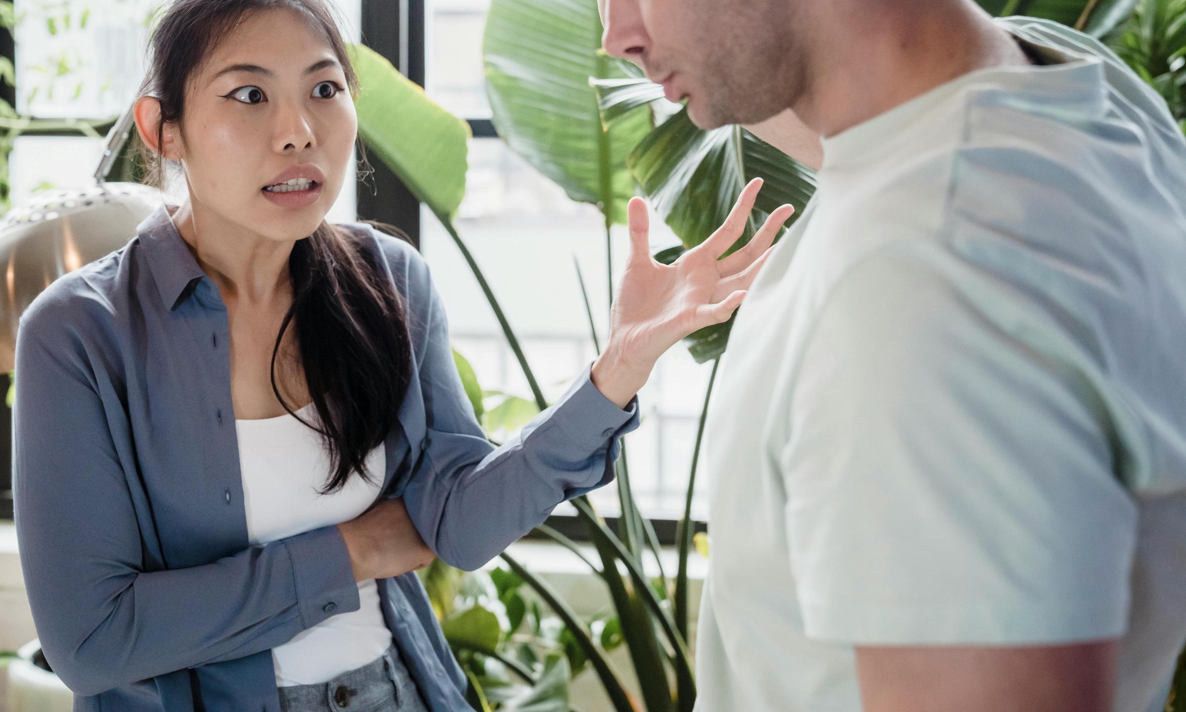 Rachel et James ont une discussion animée dans le salon | Source : Pexels