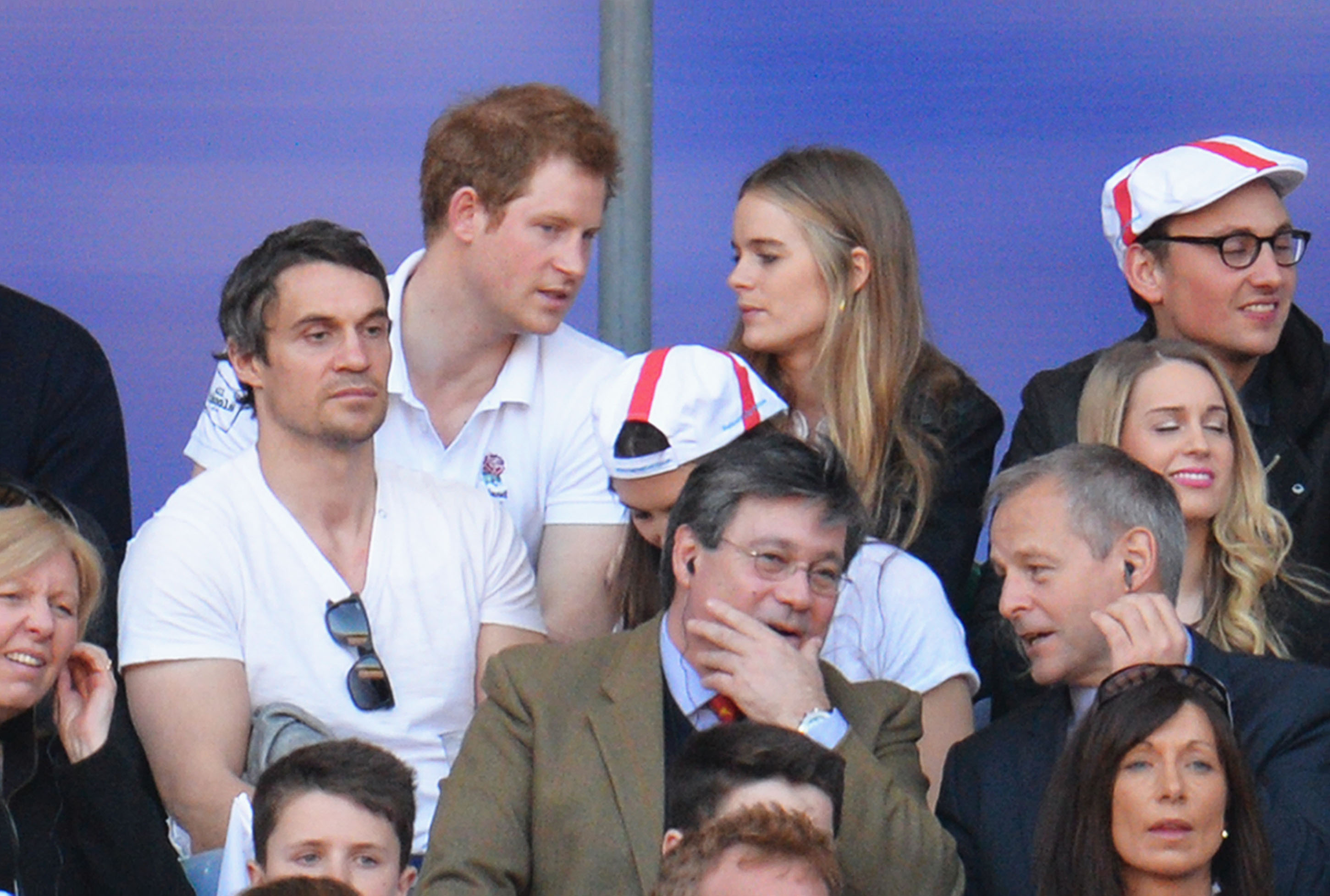 Le prince Harry et Cressida Bonas regardent pendant le match RBS Six Nations entre l'Angleterre et le Pays de Galles à Londres, en Angleterre, le 9 mars 2014. | Source : Getty Images
