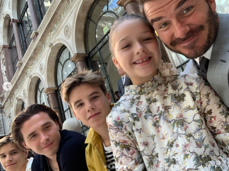Ce selfie de famille a réuni Brooklyn, Romeo, Cruz et Harper dans un même cliché. Alors que des rumeurs de désaccord circulaient, la présence de Brooklyn sur cette publication pour la fête des pères a vite fait de devenir un sujet de discussion parmi les abonnés. | Source : Instagram/davidbeckham