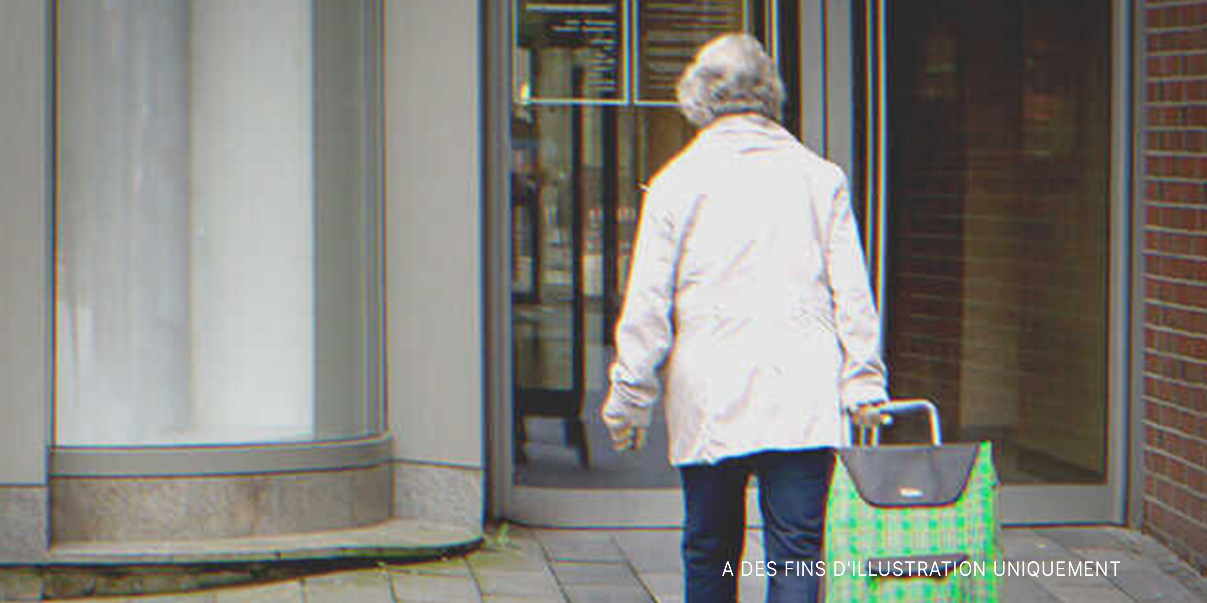 Une personne âgée entrant dans un bâtiment | Source : Shutterstock