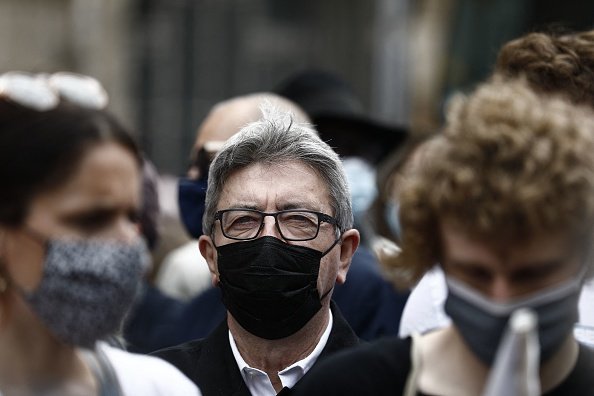  Jean-Luc Mélenchon, regarde alors qu'il participe à une "marche des libertés".| Photo : Getty Images