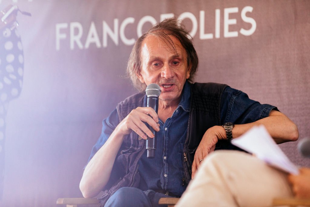 Michel Houellebecq donne une interview lors des Francofolies. | source : Getty Images