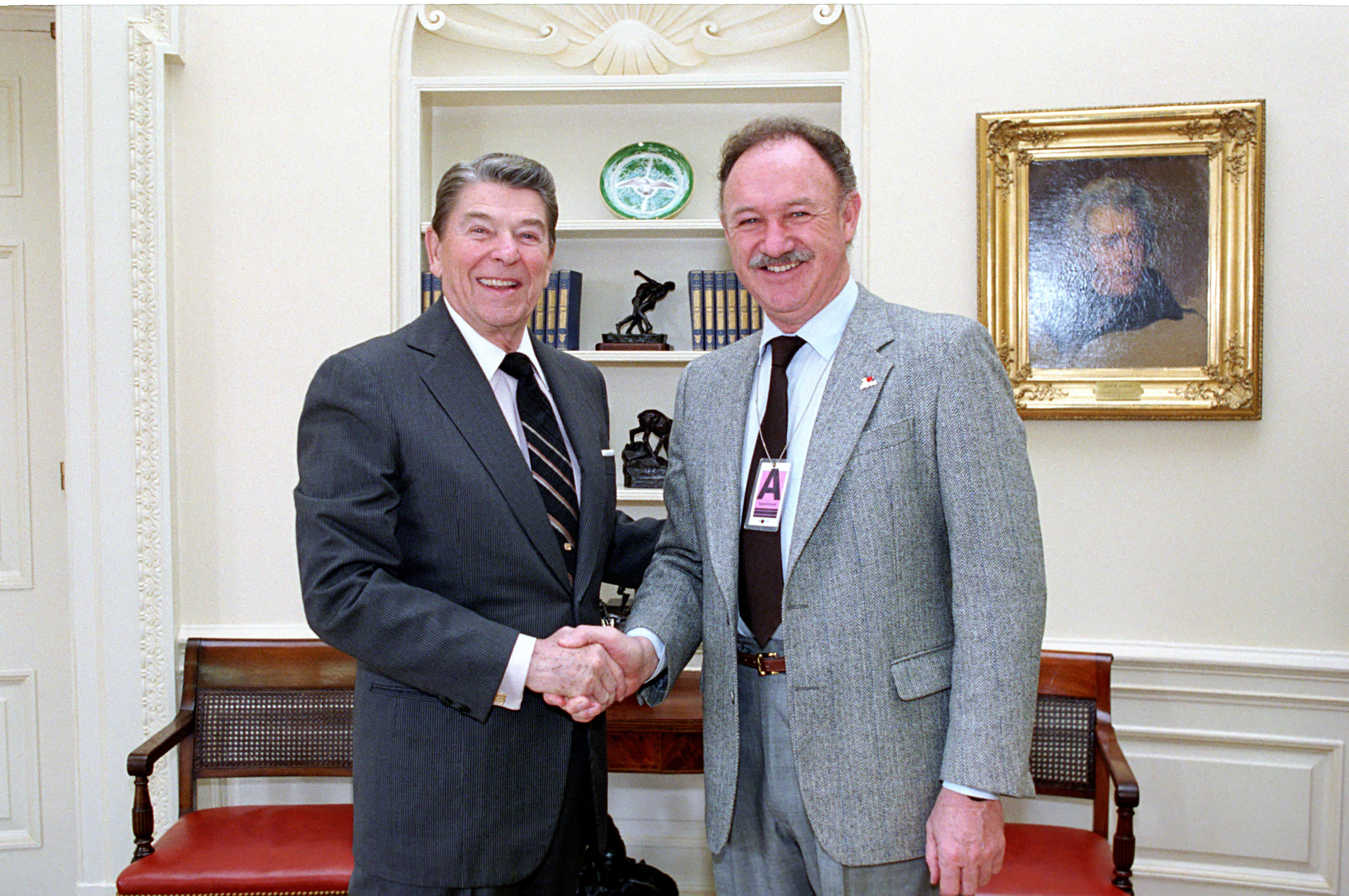 Gene Hackman serre la main du président américain Ronald Reagan le 6 février 1987 à Washington, DC | Source : Getty Images