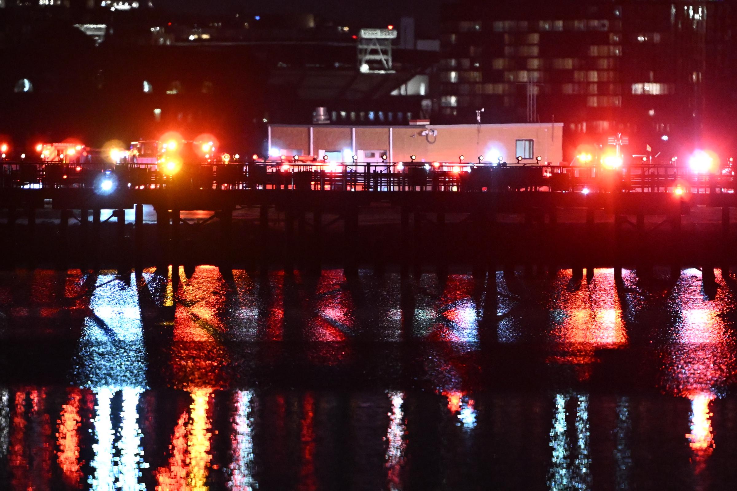 Une vue de la scène après qu'un avion régional soit entré en collision en plein vol avec un hélicoptère militaire et se soit écrasé dans la rivière Potomac, le 30 janvier 2025 | Source : Getty Images