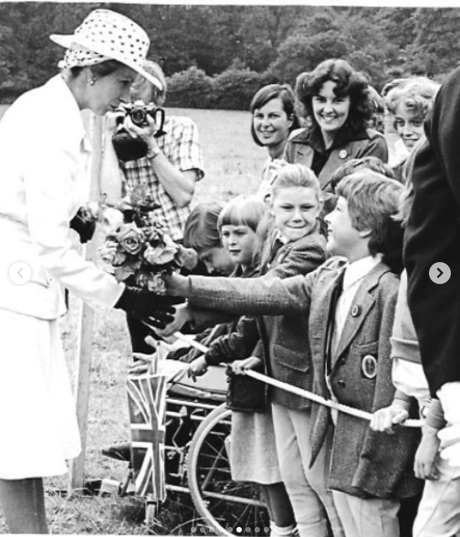 La princesse Anne s'engage avec des enfants | Source : Instagram/theroyalfamily/