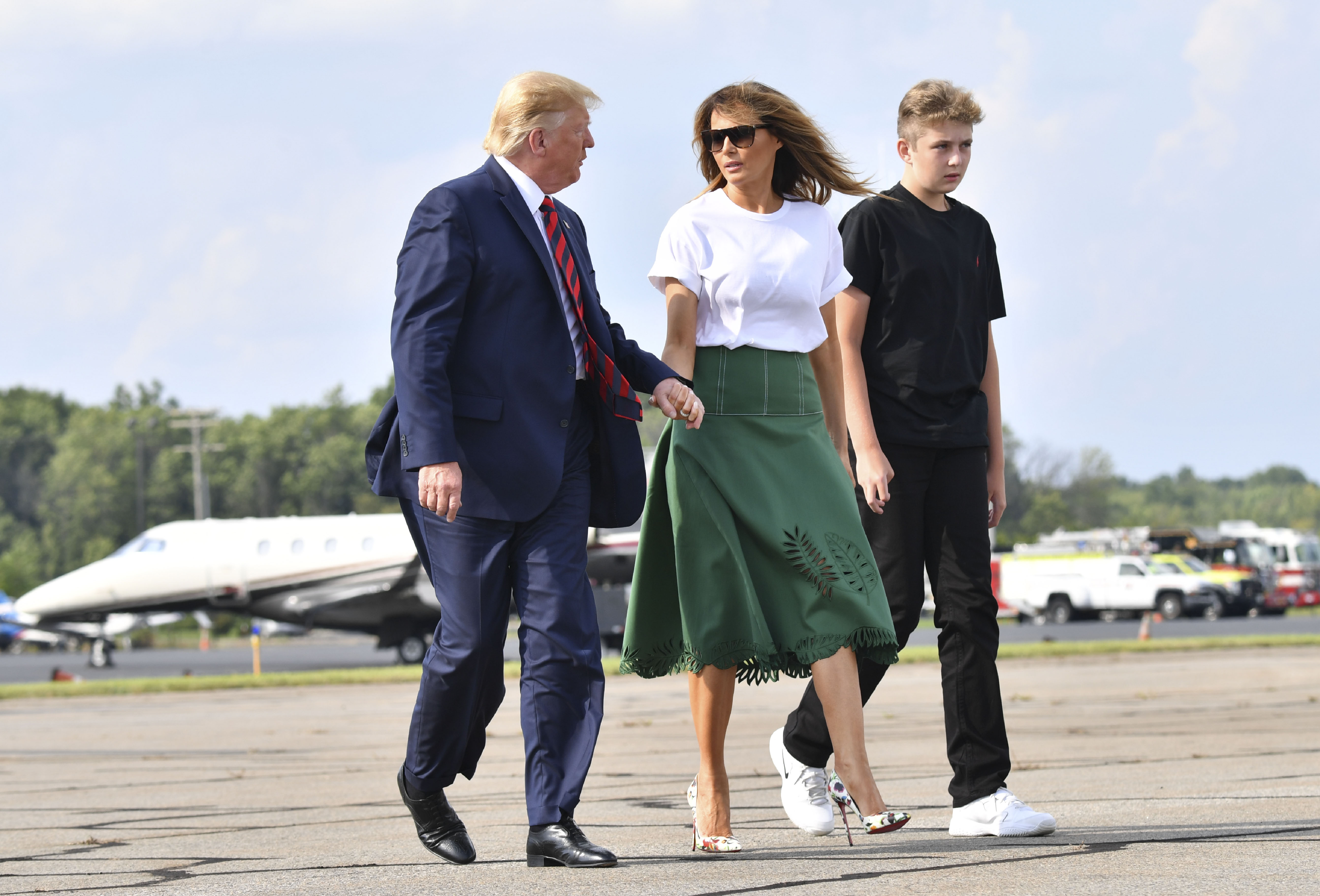 Le président Donald Trump, la première dame Melania Trump et Barron Trump montent à bord d'Air Force One à Morristown, dans le New Jersey, le 18 août 2019. | Source : Getty Images