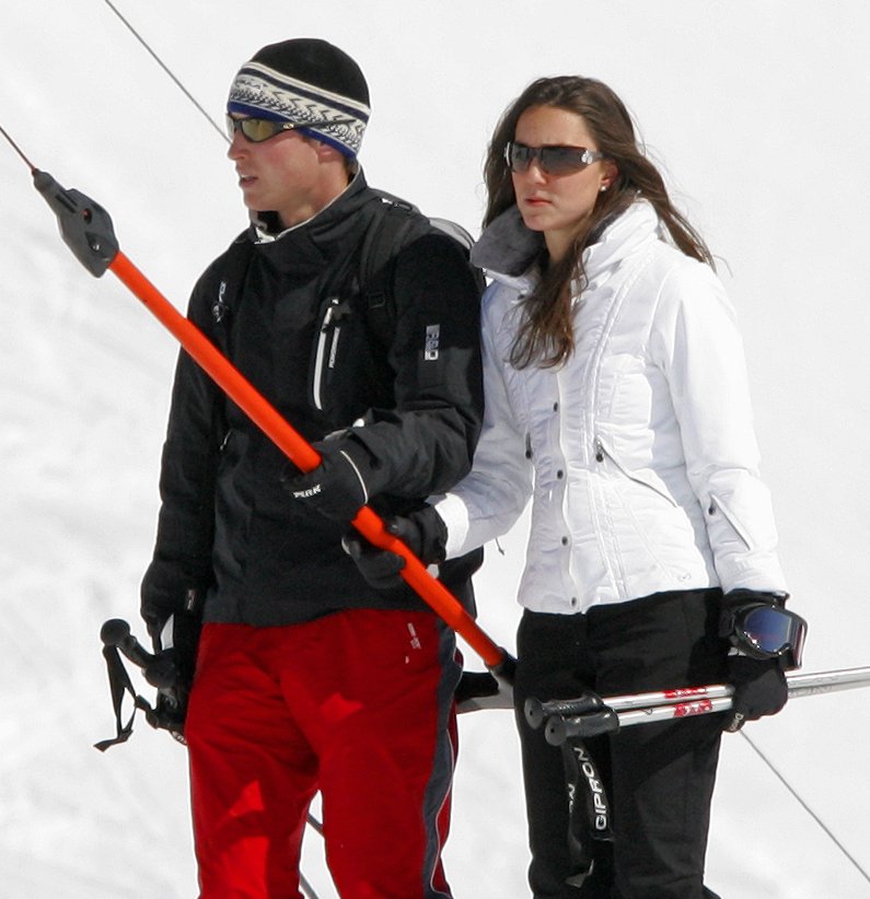 Le Prince William et Kate Middleton photographiés lors d'un séjour au ski le 19 mars 2008 à Klosters, en Suisse. | Source : Getty Images     
