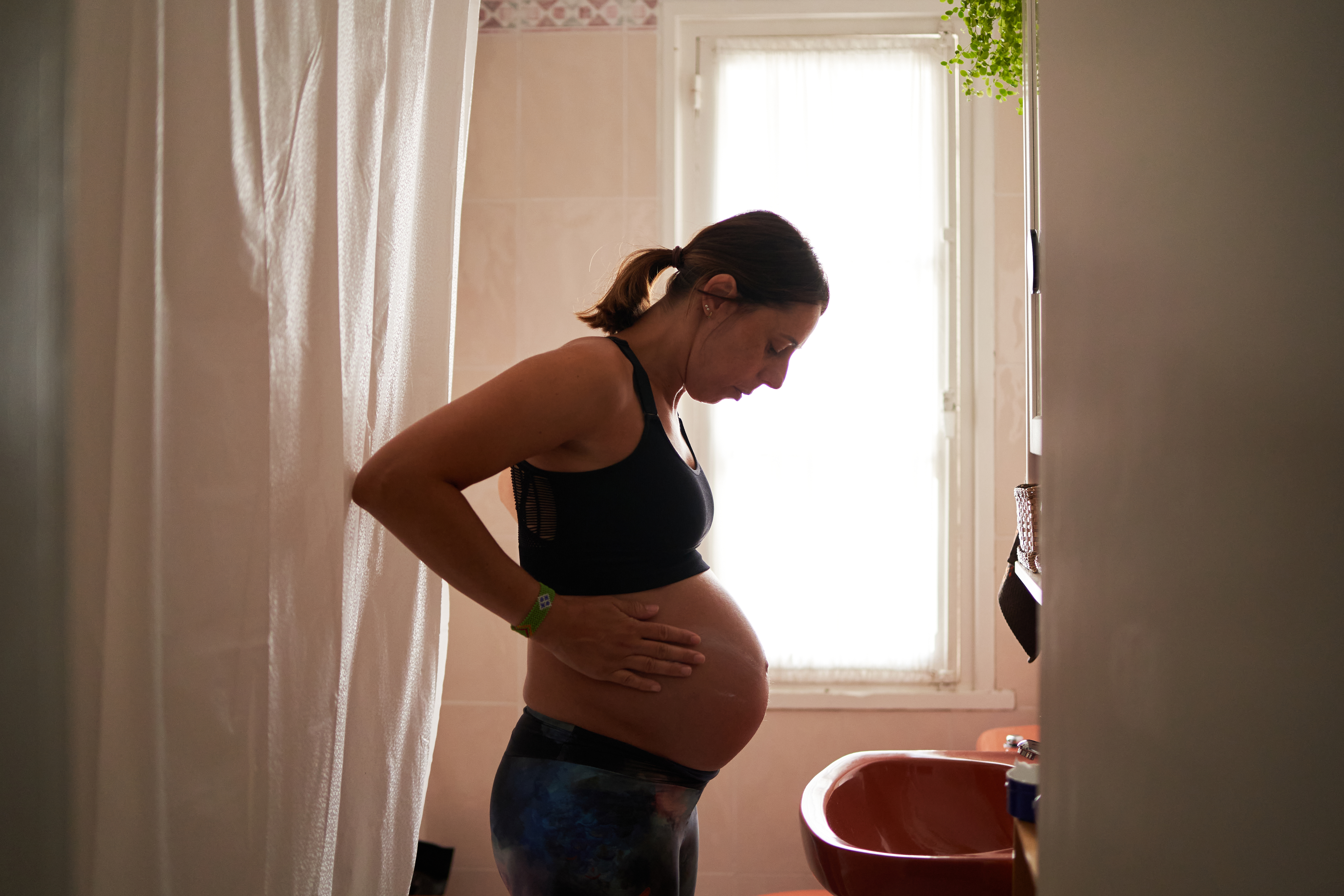 Une femme enceinte en train d'hydrater son ventre | Source : Getty Images