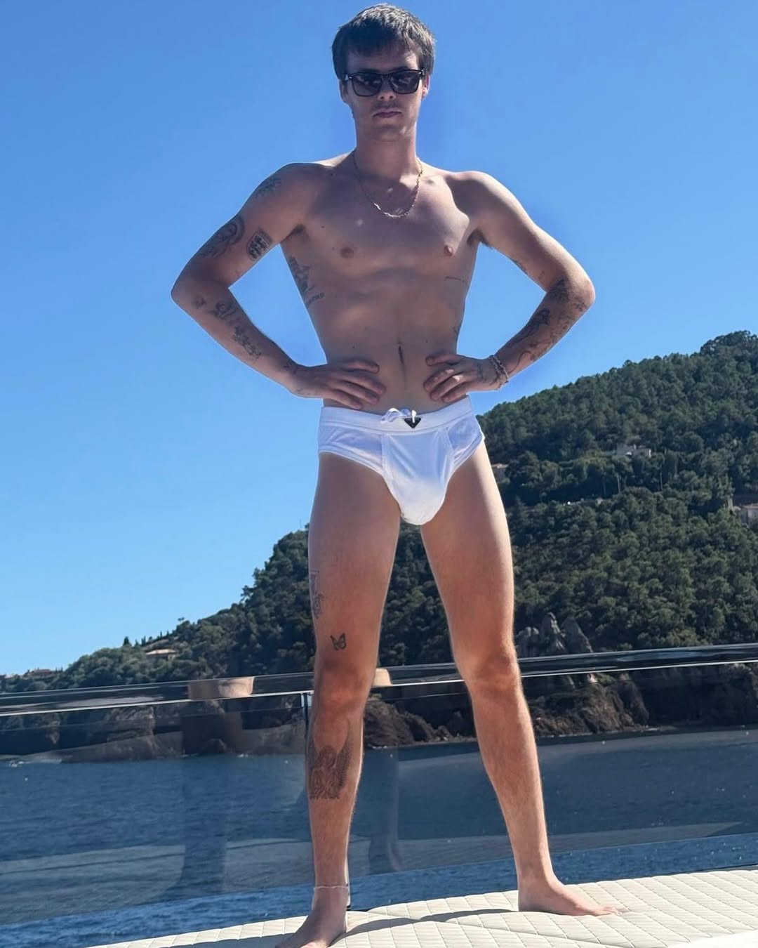 Cruz Beckham debout sur un yacht, vêtu d'un maillot de bain, tiré d'une publication de Victoria Beckham datée du 10 août 2025 | Source : Instagram/victoriabeckham